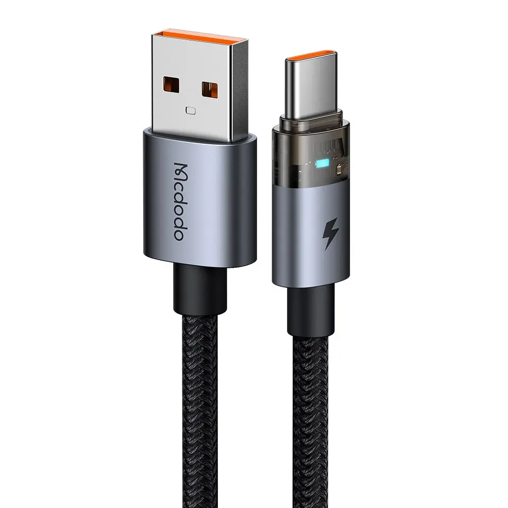 Örgülü siyah şaftlı gri bir USB-A - USB-C kablosu.