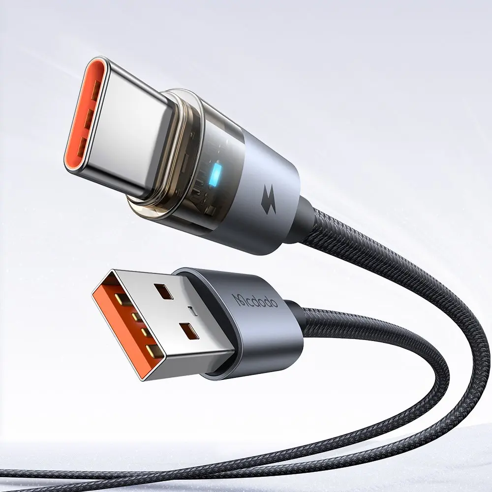 Turuncu detaylı ve siyah kablolu bir USB-C ve bir USB-A konektörü.