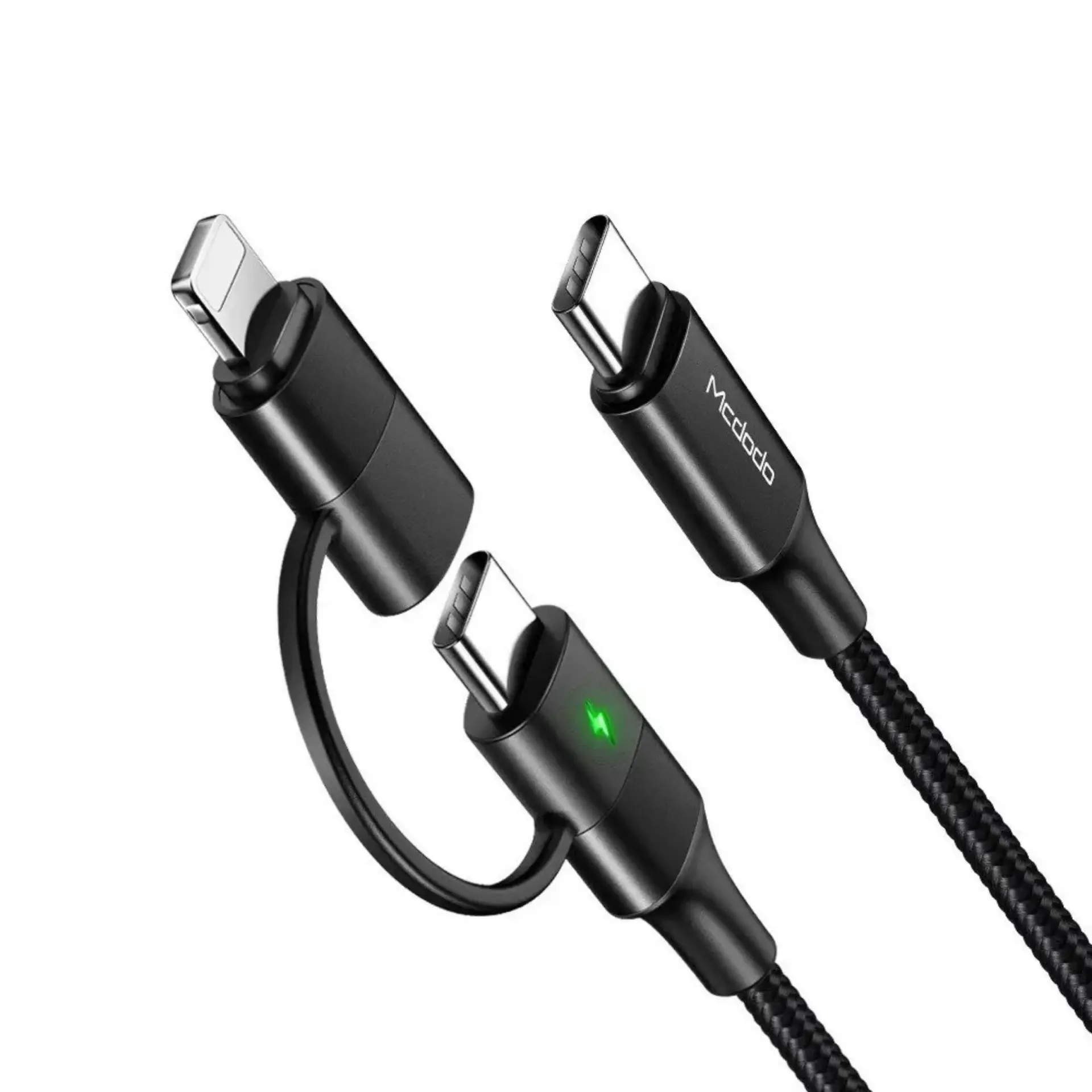 Üç konektörlü siyah şarj kablosu: Lightning, USB-C ve başka bir USB-C.