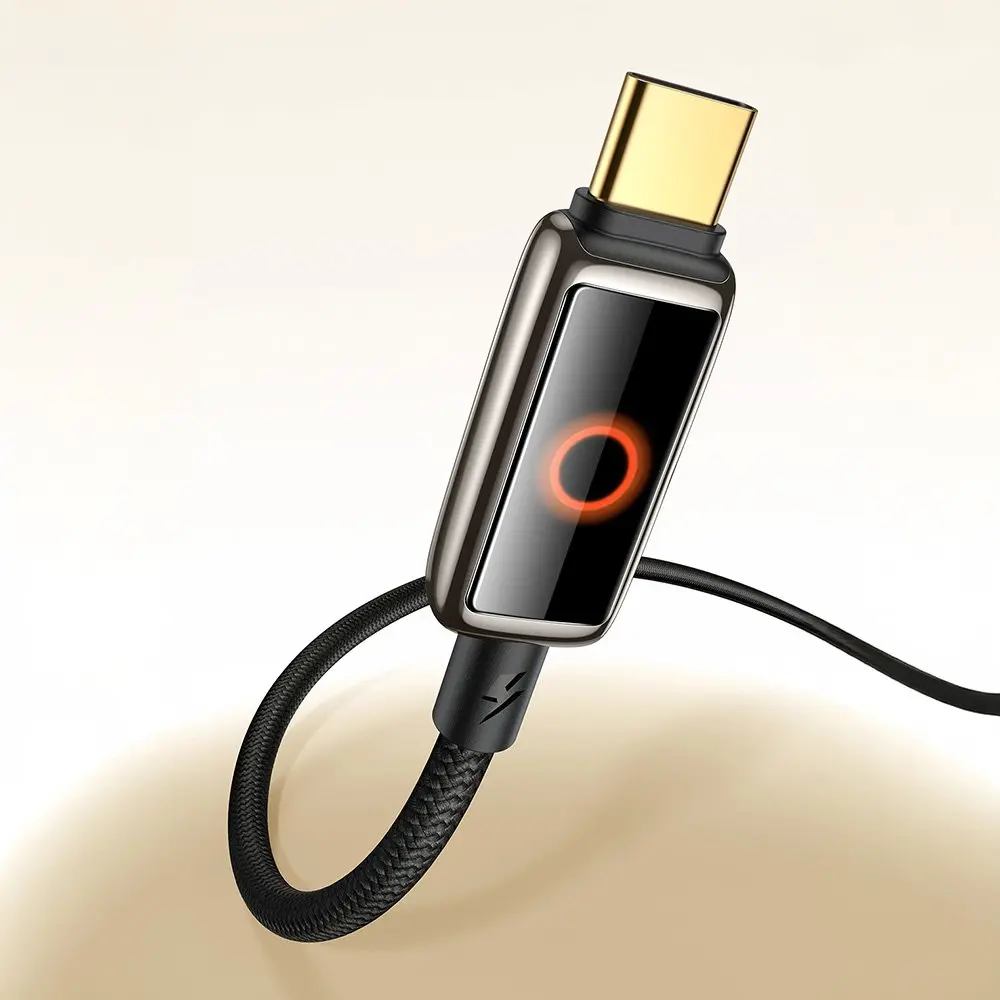 Altın konektörlü ve aydınlatılmış kırmızı halkalı siyah USB-C kablosunun yakın çekimi.