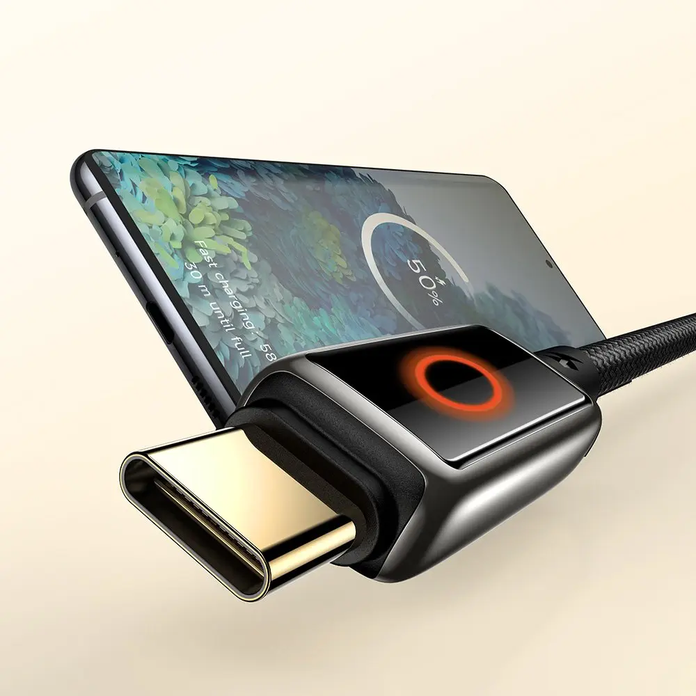 Gümüş renkli USB-C kablosu %50 şarj gösteren bir akıllı telefona bağlanıyor.