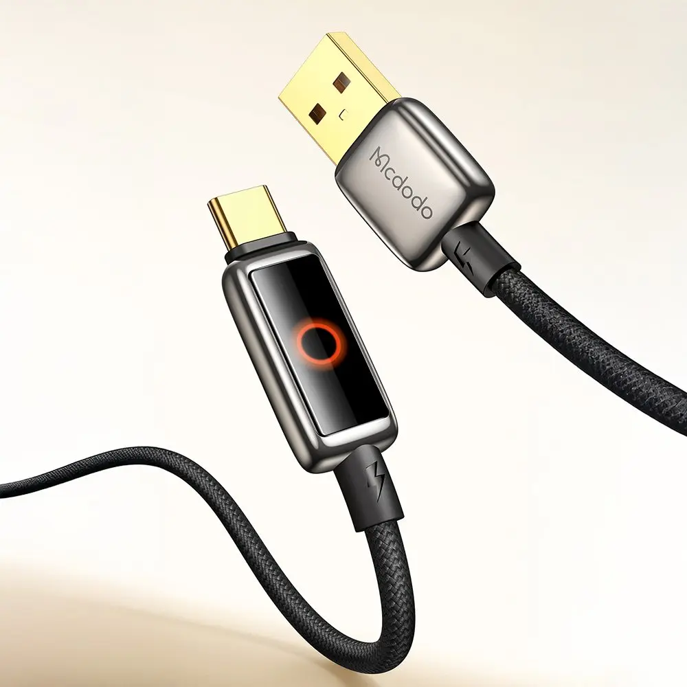 Altın konektörlü siyah örgülü USB-C - USB-A kablo. Ekranda kırmızı halka görünüyor.