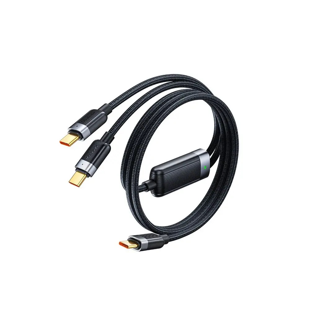 Yeşil LED'li merkezi modüle ve iki konektöre sahip siyah USB-C kablosu.