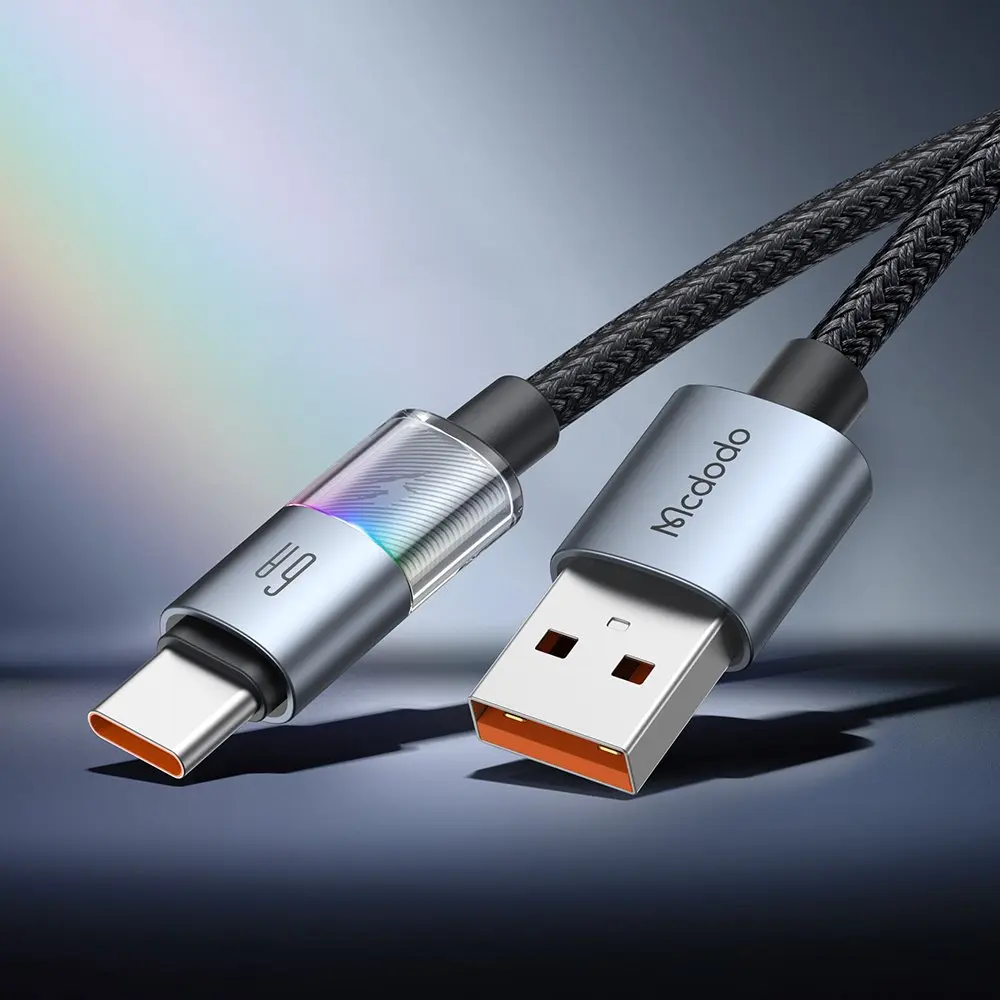 USB-A konektörlü ve aydınlatmalı porta sahip gri USB-C kablosu.