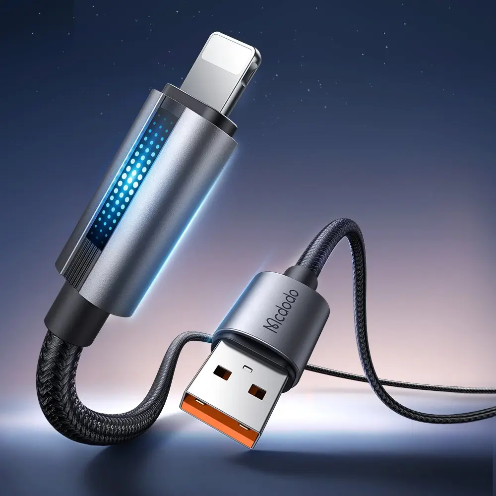 Mavi aydınlatmalı noktalara ve USB-A konektöre sahip gri şarj kablosu.