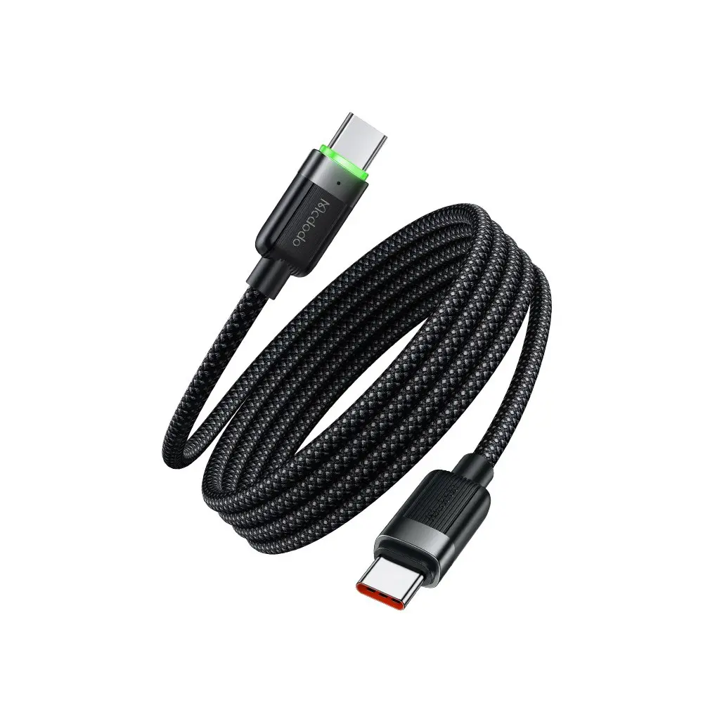 Yeşil ışıklı konektörlü ve diğerinde kırmızı kenarlı siyah USB-C kablosu.