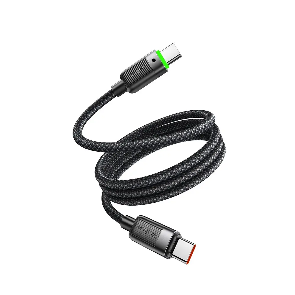 Bir konektöründe yeşil, diğerinde turuncu halka bulunan siyah bir USB-C kablosu.