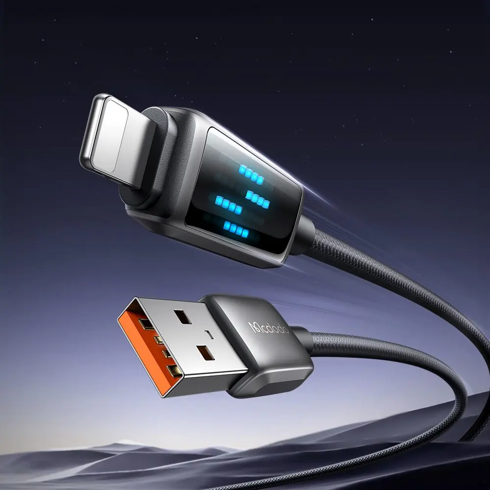 Mavi LED göstergeli şarj kablosunun Lightning ve USB-A konektörü.