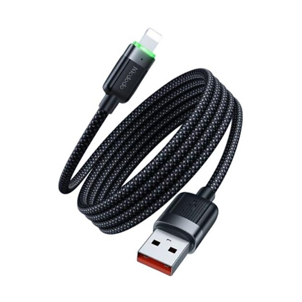 Konnektörde yeşil ışıklı siyah örgülü USB şarj kablosu.