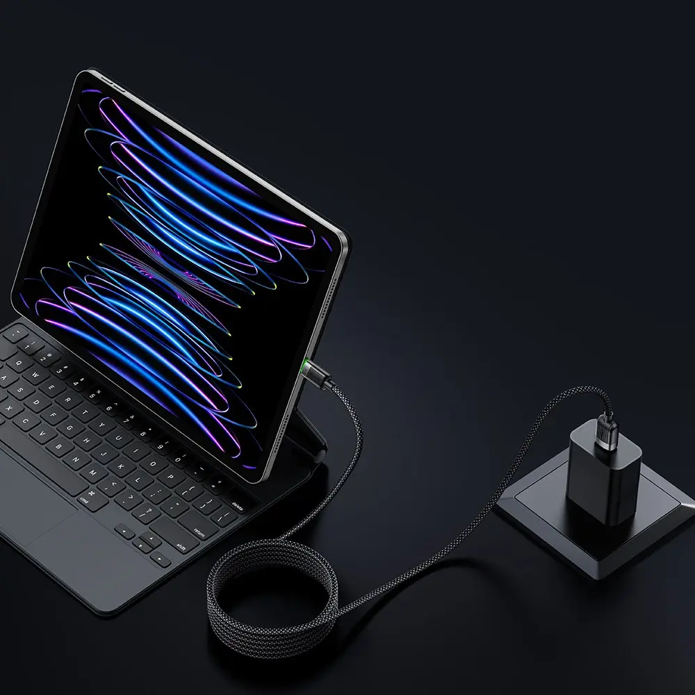 Klavyesiyle birlikte tablet bir şarja bağlı.