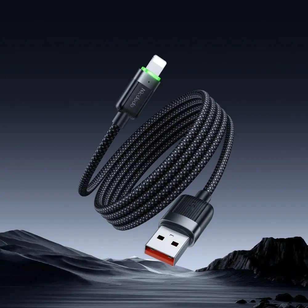 USB-A ve Lightning konektörlü siyah örgülü şarj kablosu, yeşil yanıyor.