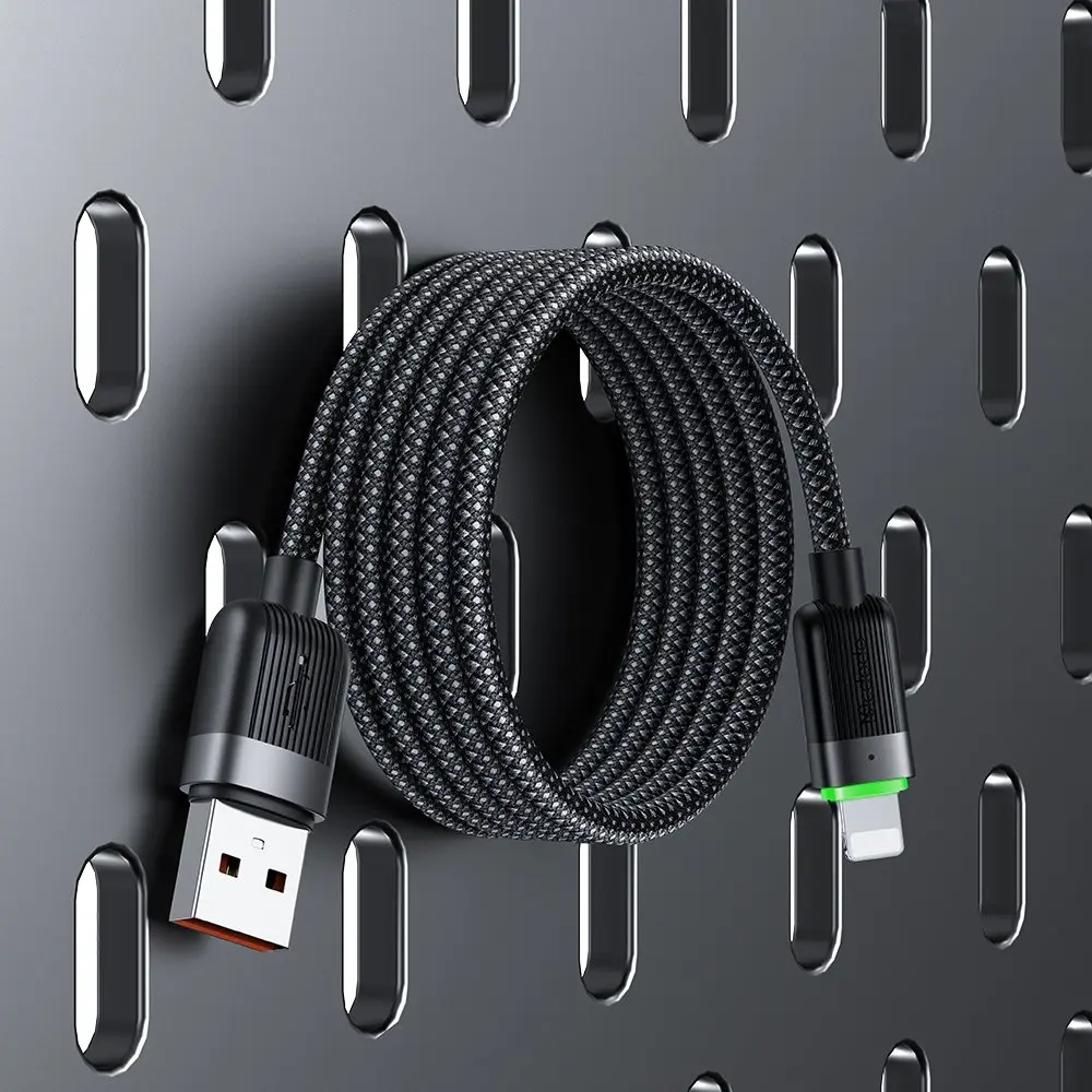 USB ve Lightning konektörlü siyah şarj kablosu, delikli duvara sarılı.
