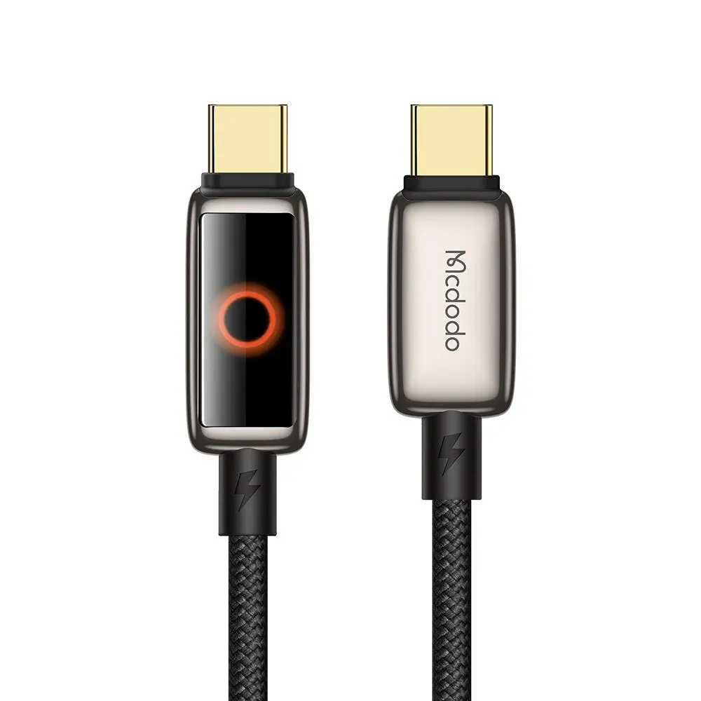 Yan yana iki USB-C kablosu, biri ışıklı daireli, diğeri logolu.