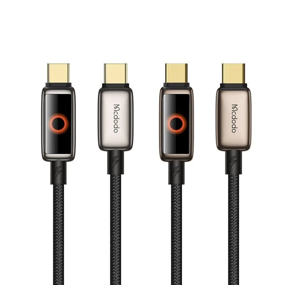 Altın uçlu ve aydınlatmalı halkalı dört USB-C şarj kablosu.
