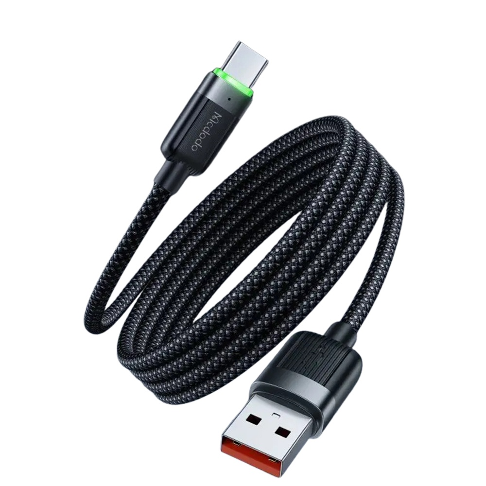 Yeşil LED ışıklı, siyah örgülü USB-C kablosu ve USB-A konektörü.