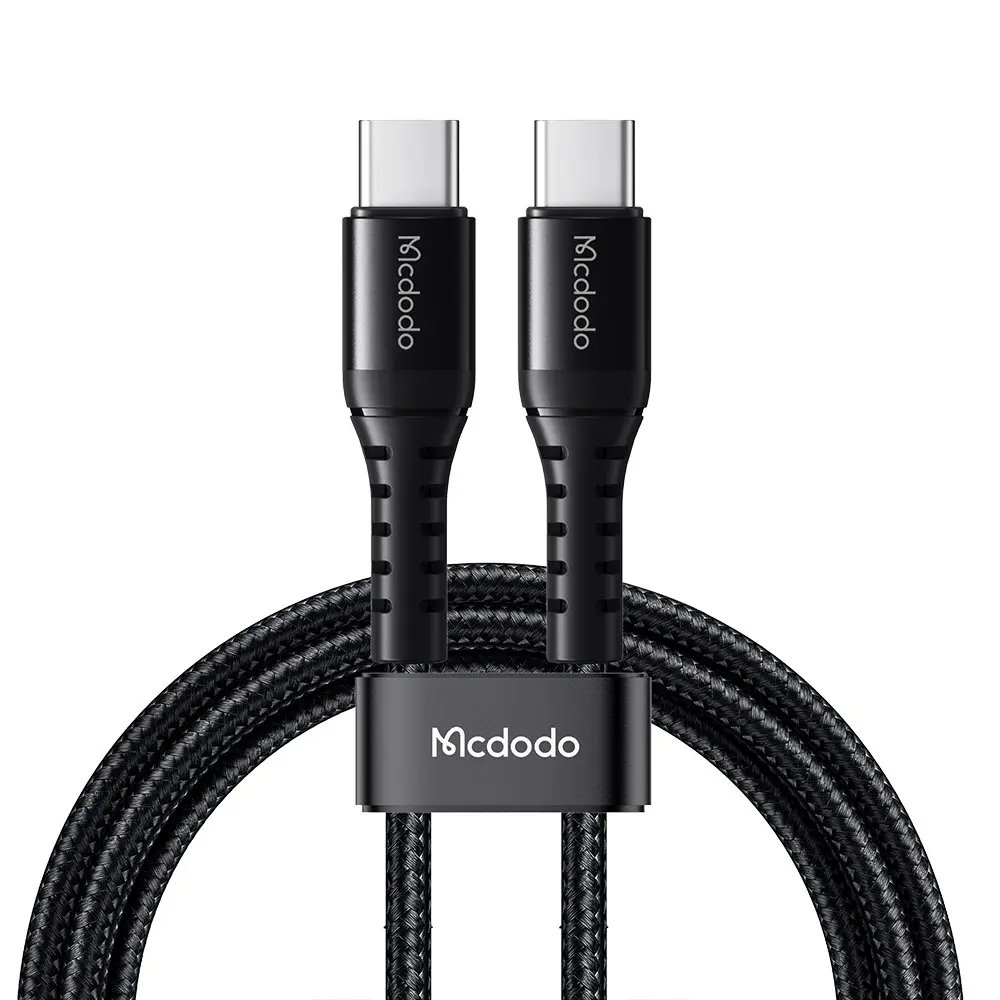 McDodo logolu iki siyah USB-C kablosu, birbirine yakın bağlanmış.