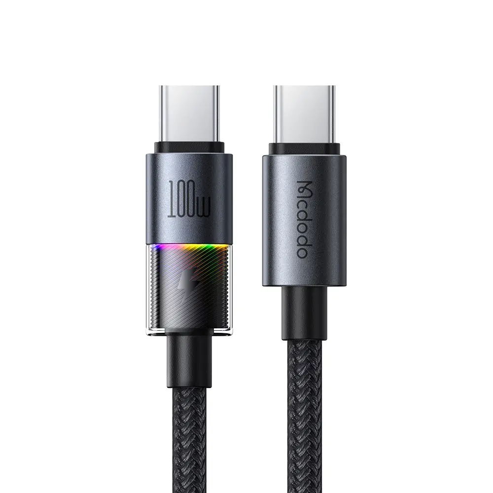 100W şarjlı iki USB-C kablosu, biri renkli ışık ve logolu.