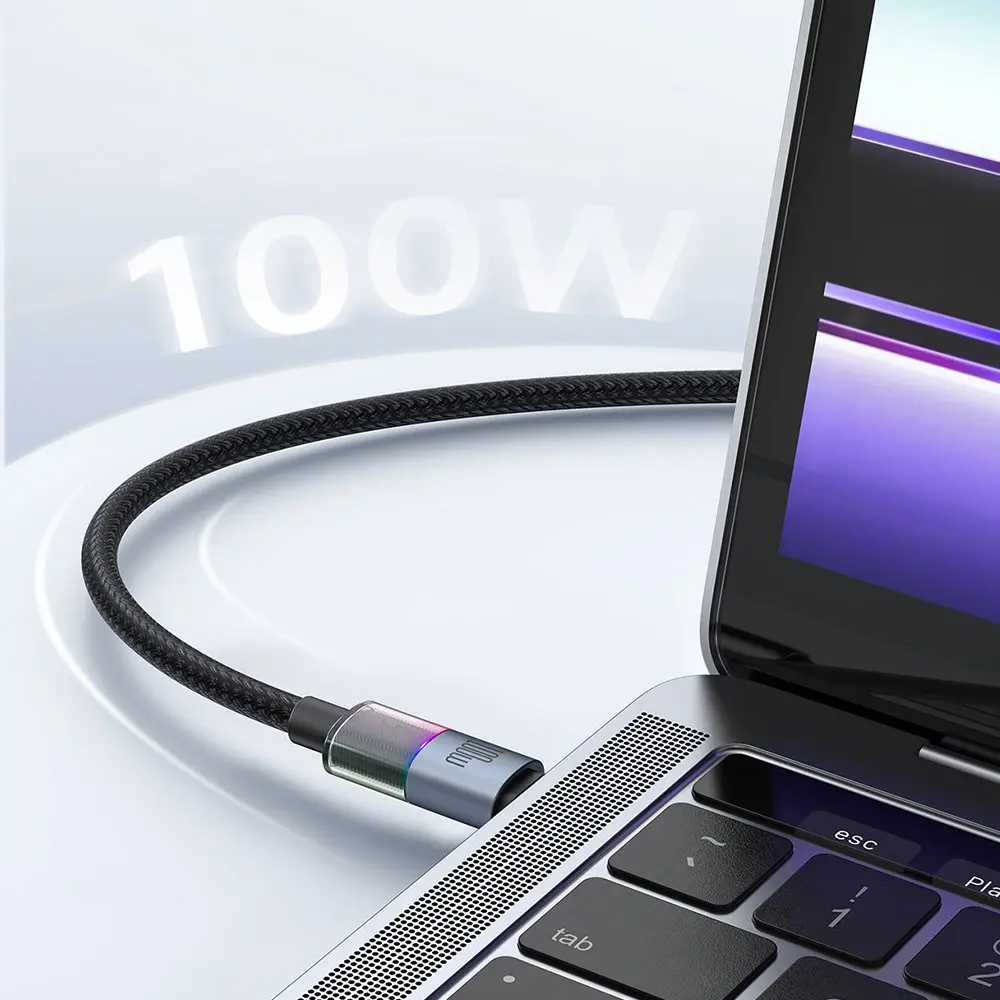 Siyah bir USB-C kablosu bir dizüstü bilgisayara takılı. Arkada "100W" parlıyor.