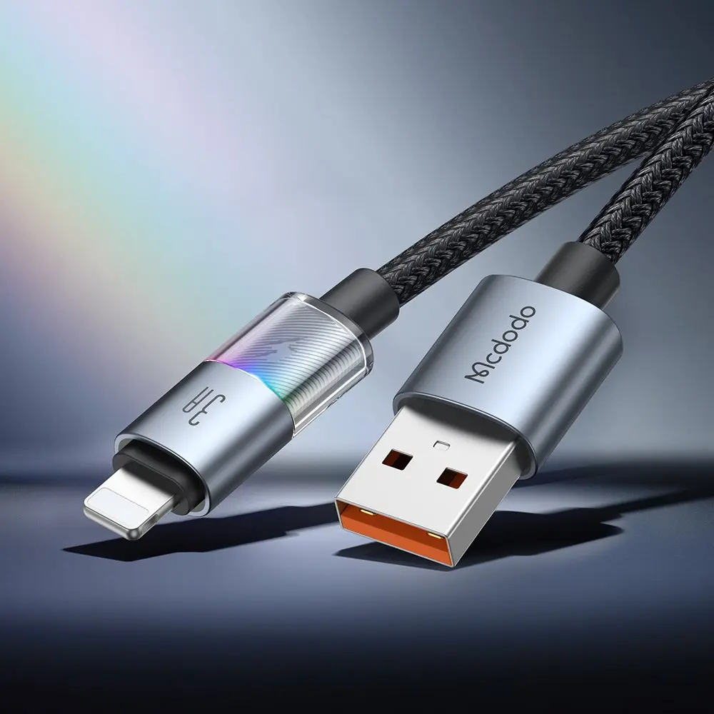 USB-A ve Lightning konektörlü gümüş Mcdodo şarj kablosu.