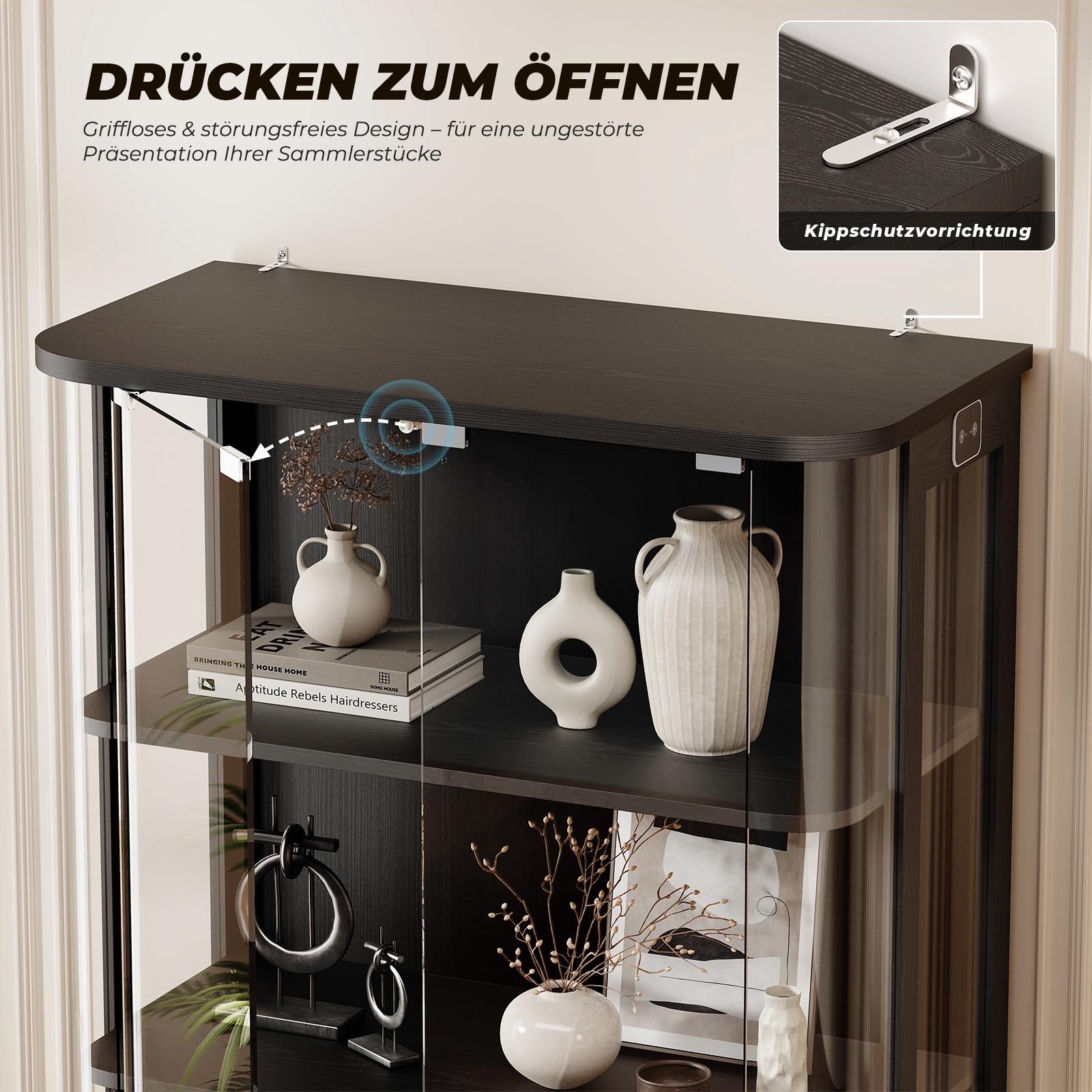 Dunkelbraunes Vitrinenschrank mit Glasfronten, gefüllt mit Vasen und Büchern.