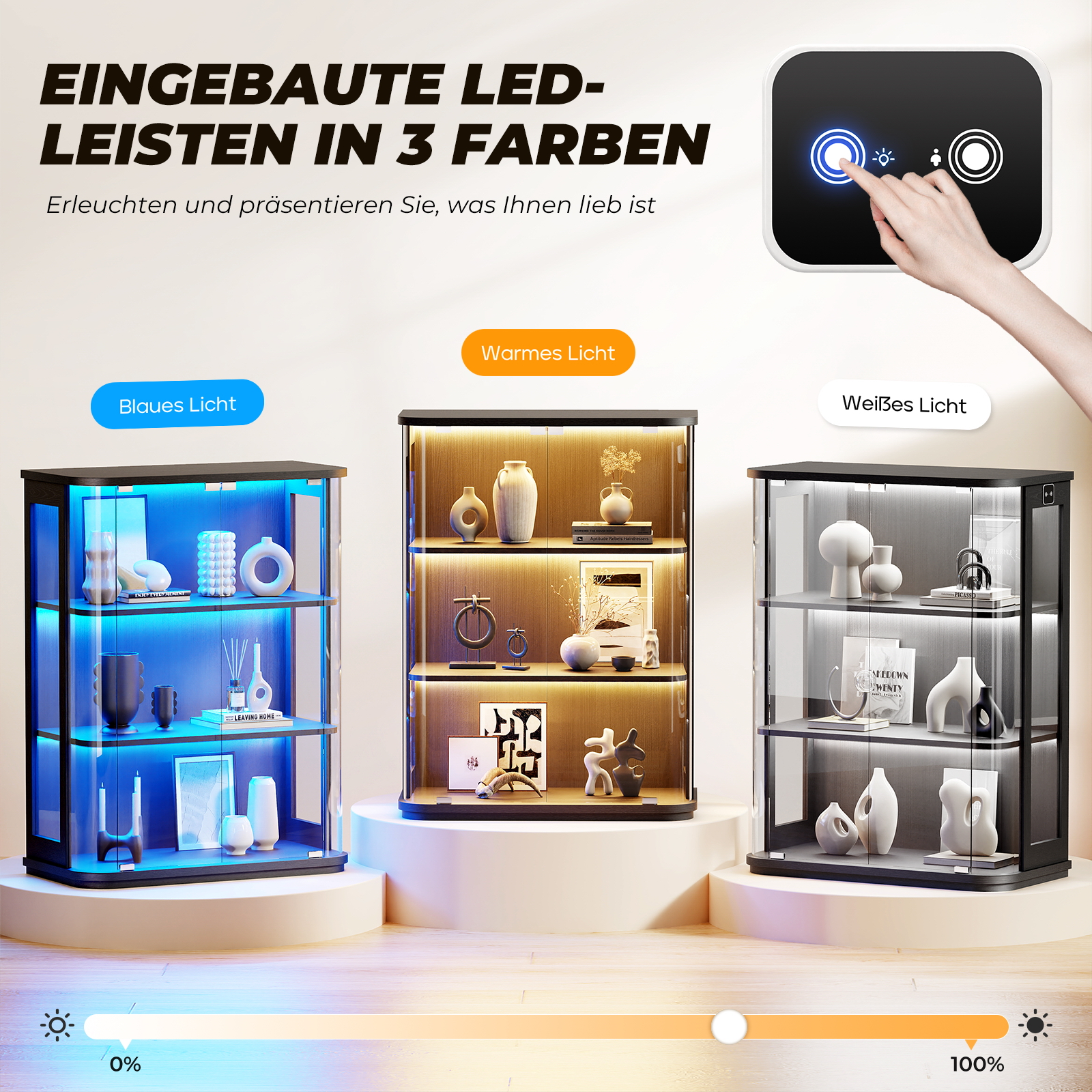 Drei Vitrinen beleuchten Objekte in Blau, Warmweiß und Weiß. Ein Touchscreen steuert das Licht.