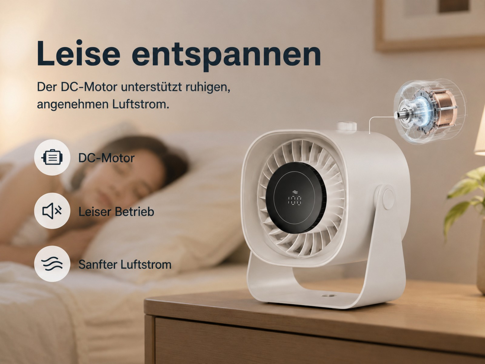 Ein weißer Ventilator mit digitaler Anzeige steht auf einem Nachttisch neben einer schlafenden Person.