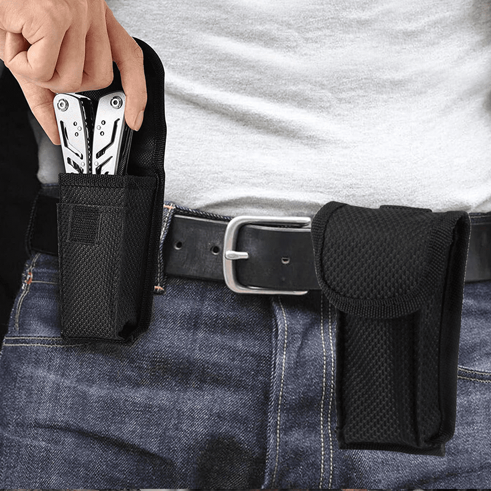 Nahaufnahme einer Hand, die ein Multitool in eine schwarze Gürteltasche steckt.