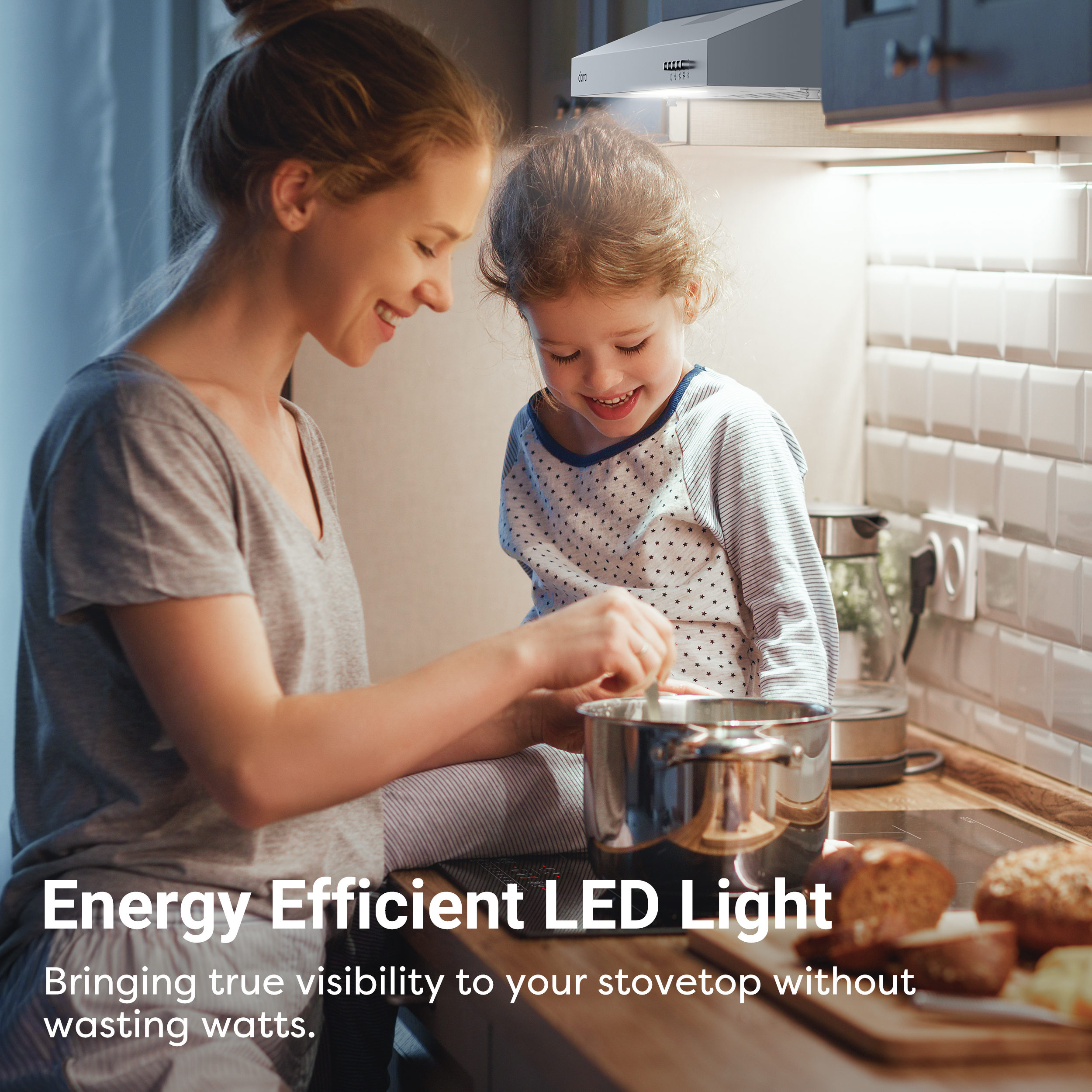 Eine Frau und ein Kind kochen in einer Küche unter einem Dunstabzug mit LED-Beleuchtung.