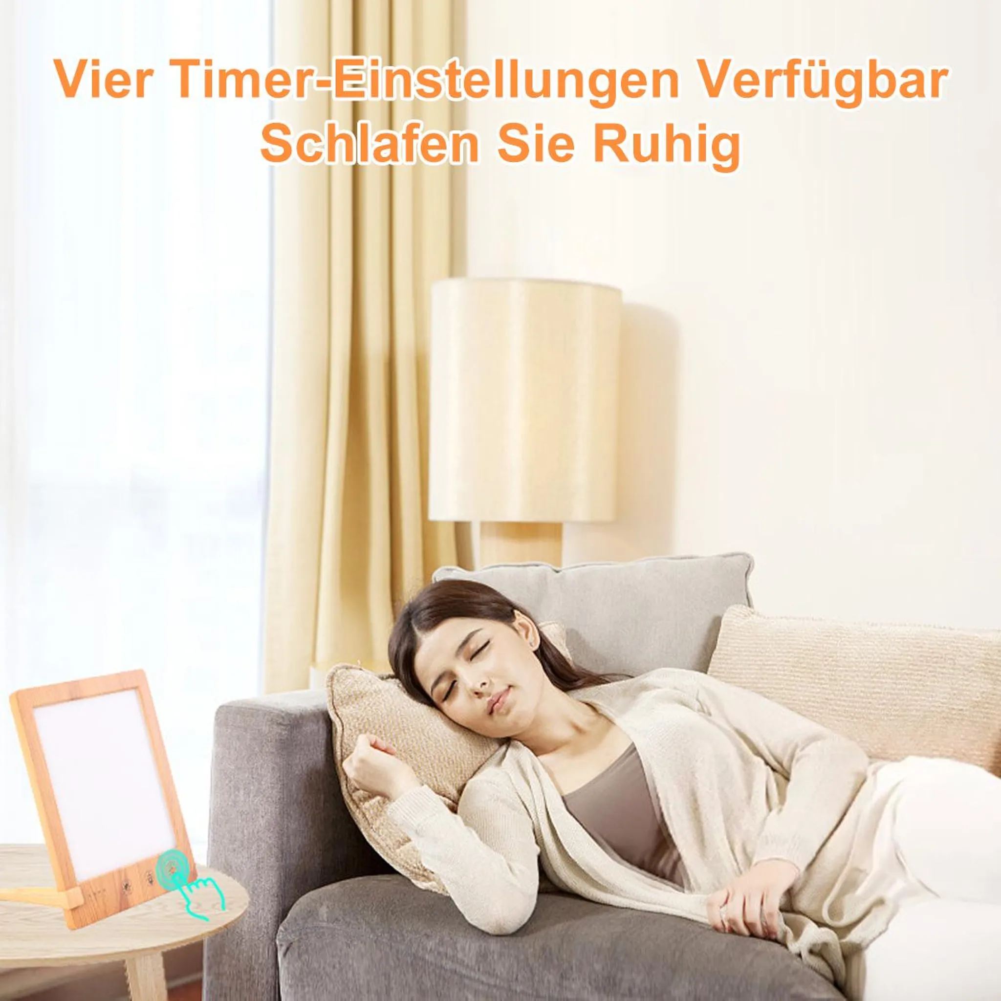 Eine Frau schläft auf einem Sofa, neben ihr ein Nachttisch mit einer Lampe.