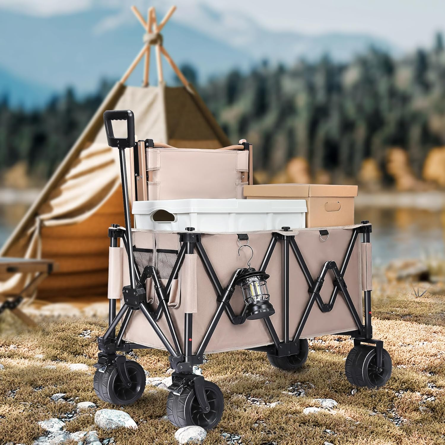Ein beigefarbener Outdoor-Wagen mit Boxen und Laterne vor einem Zelt.