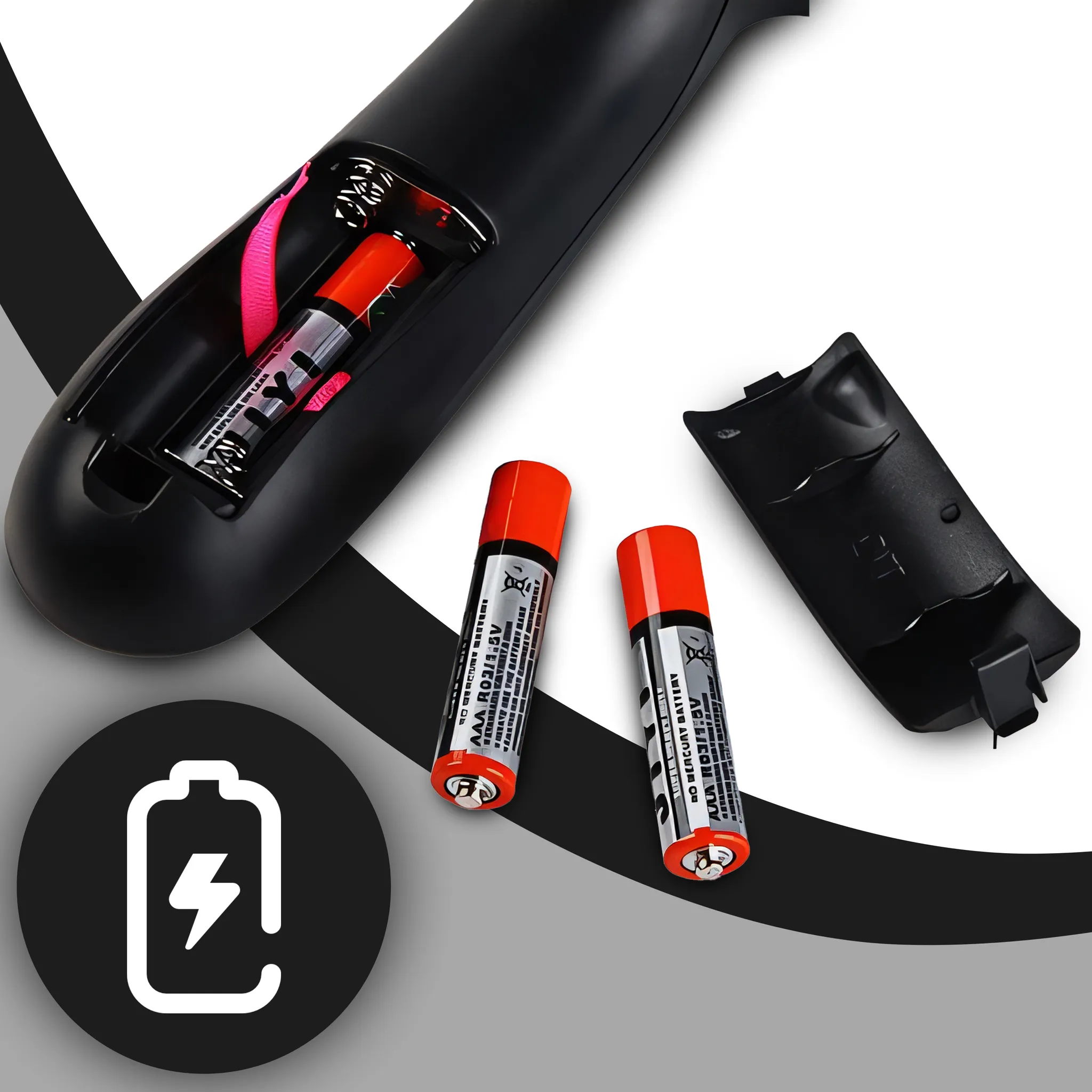 Zwei AAA-Batterien liegen neben einem offenen Batteriefach mit einer Batterie.
