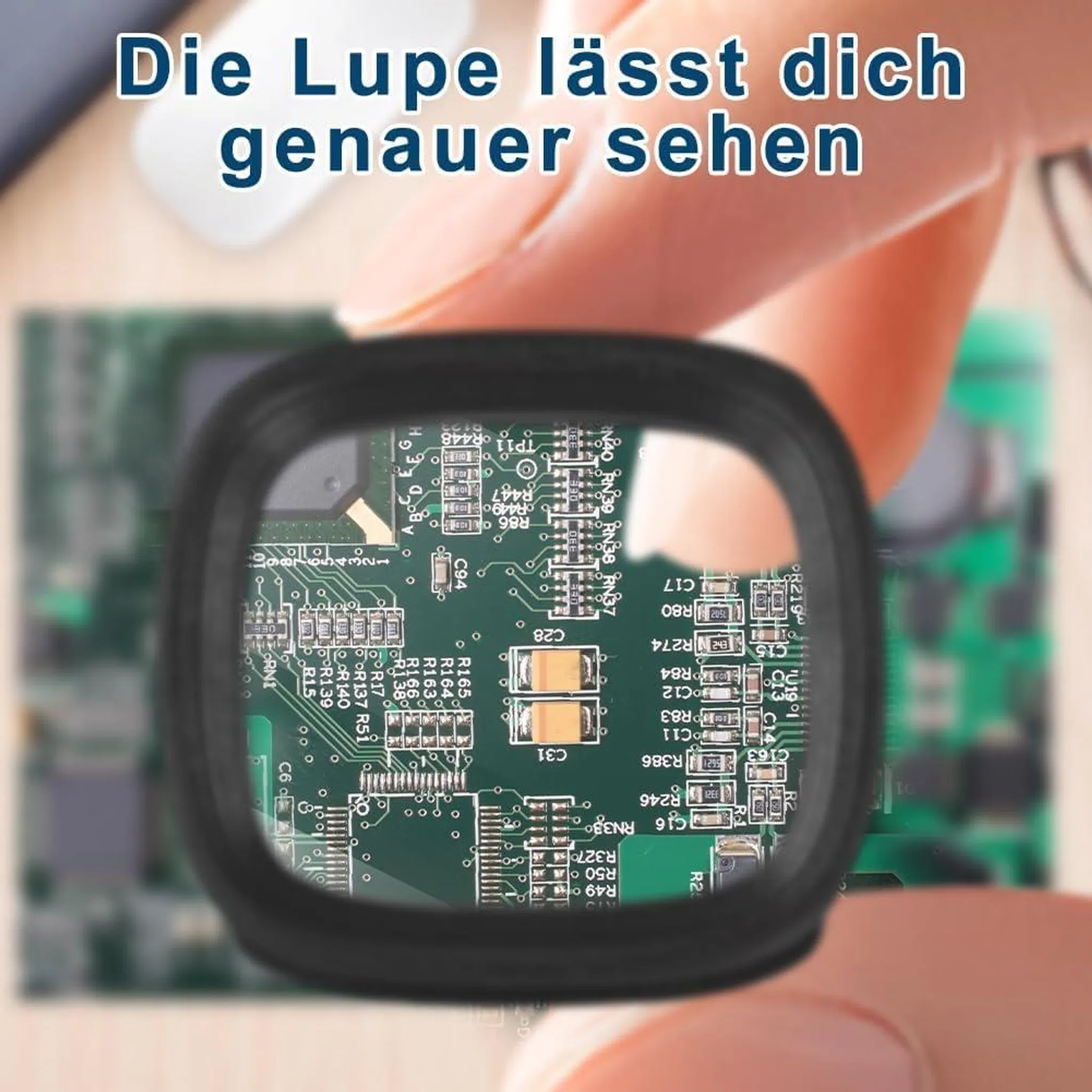 Lupe vergrößert eine grüne Leiterplatte mit vielen Bauteilen.
