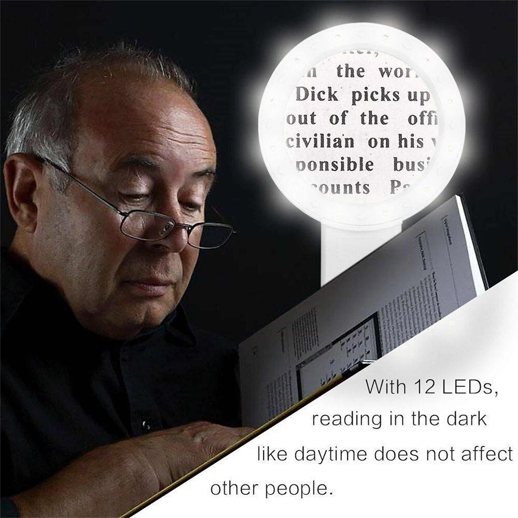 Mann liest Buch mit LED-Lupe. Text wird vergrößert.