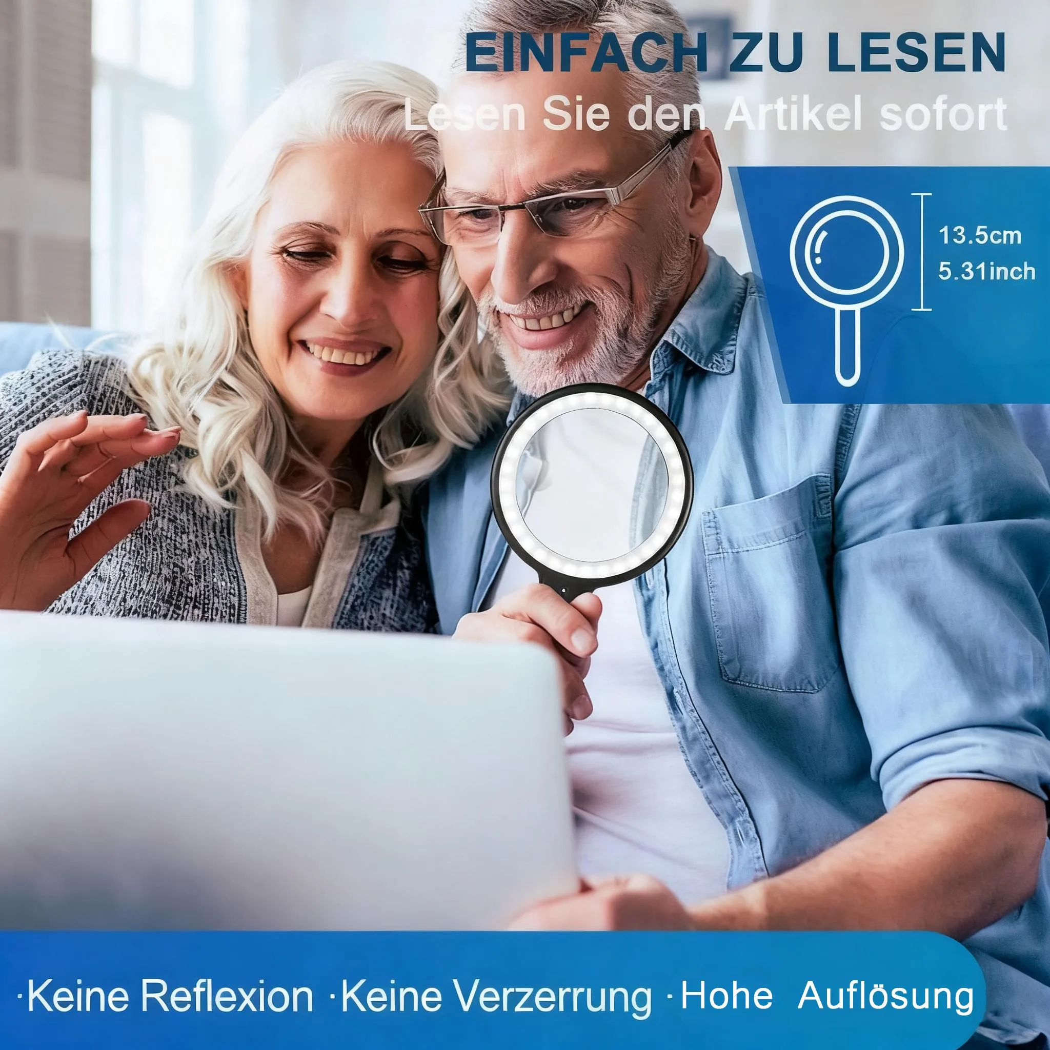 Älteres Paar lächelt, Mann hält beleuchtete Lupe über Laptop.