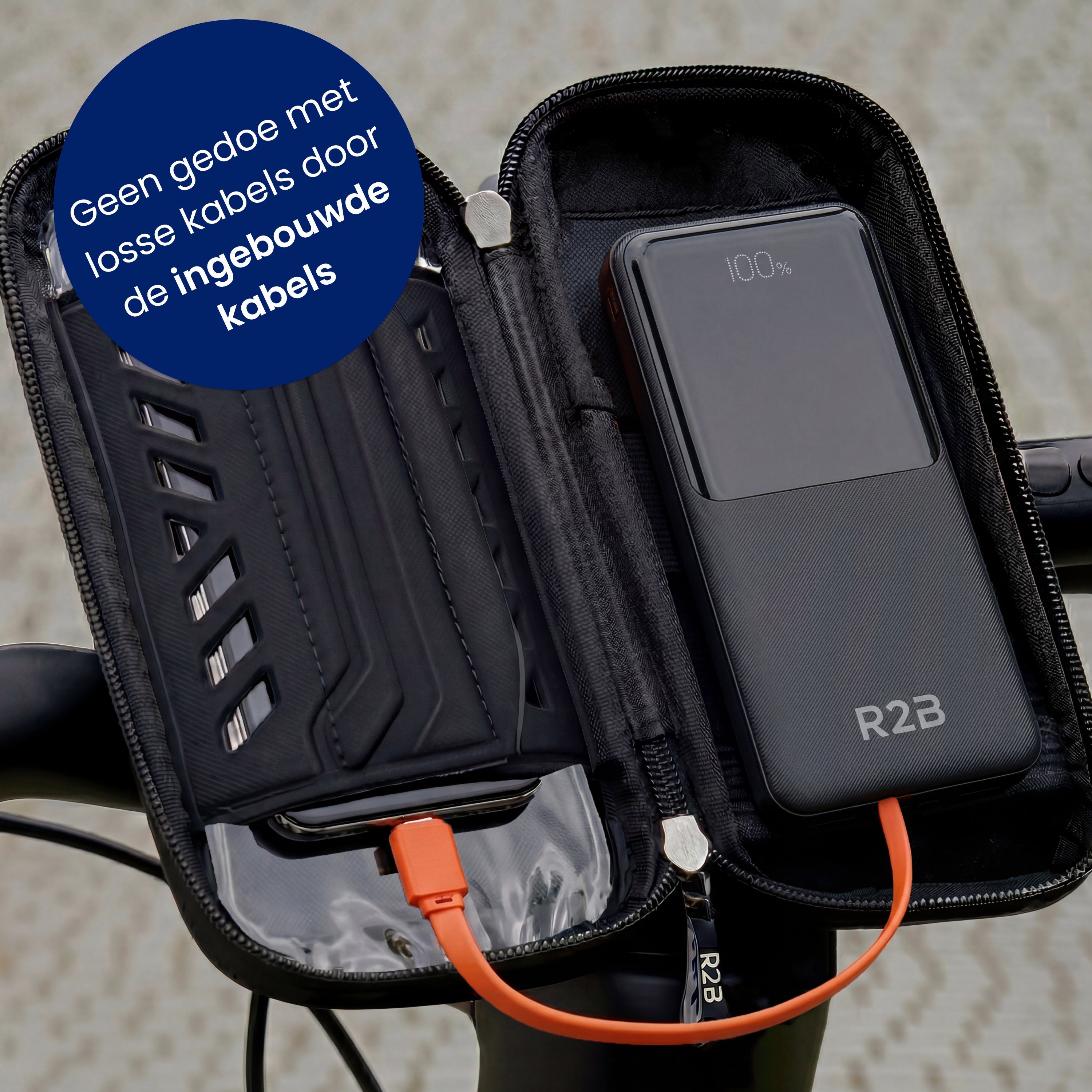Zwarte fietstas met powerbank en oranje oplaadkabel, 100% opgeladen.