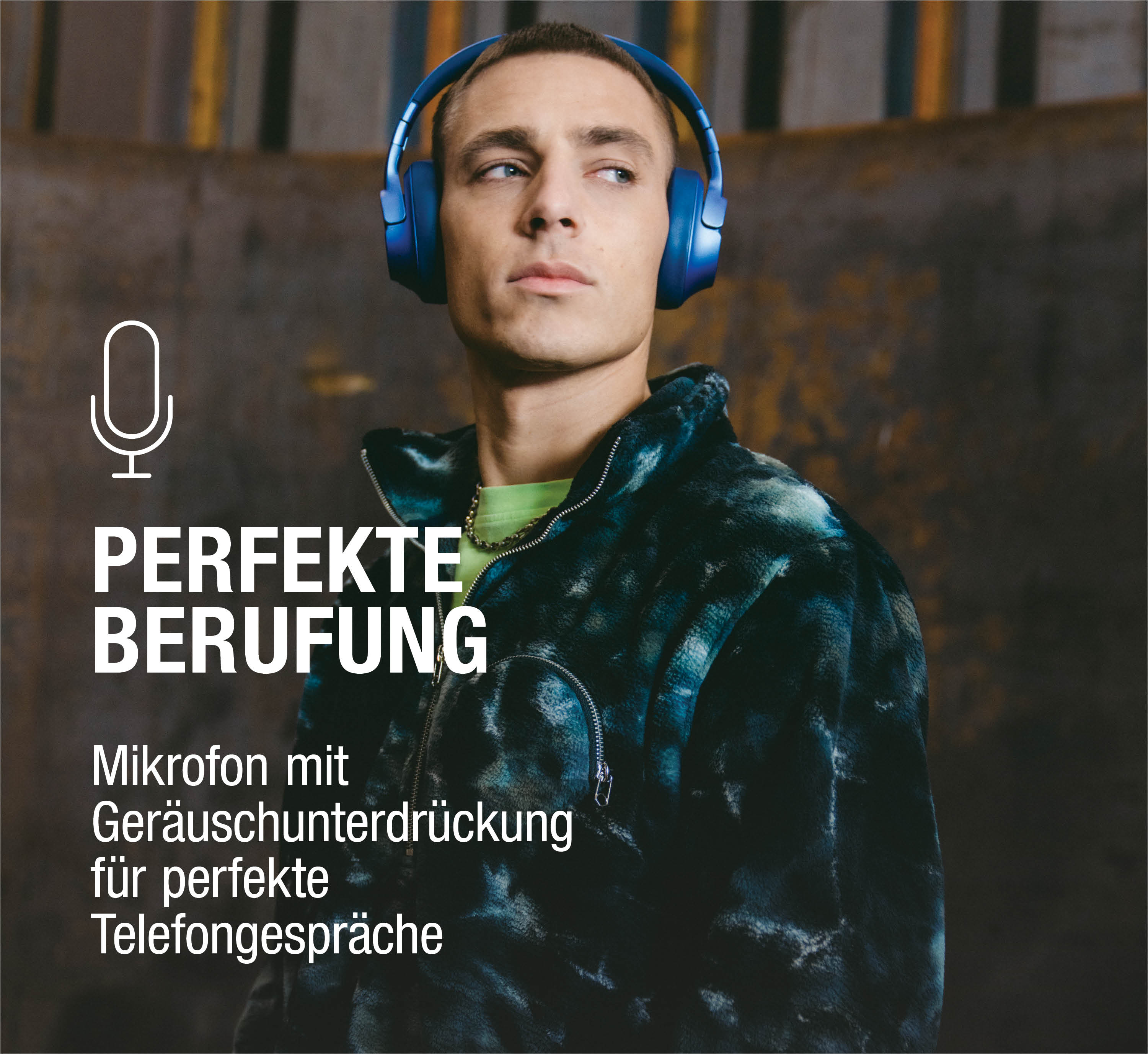 Mann mit Kopfhörern und Mikrofon-Symbol. Text: Perfekte Berufung.