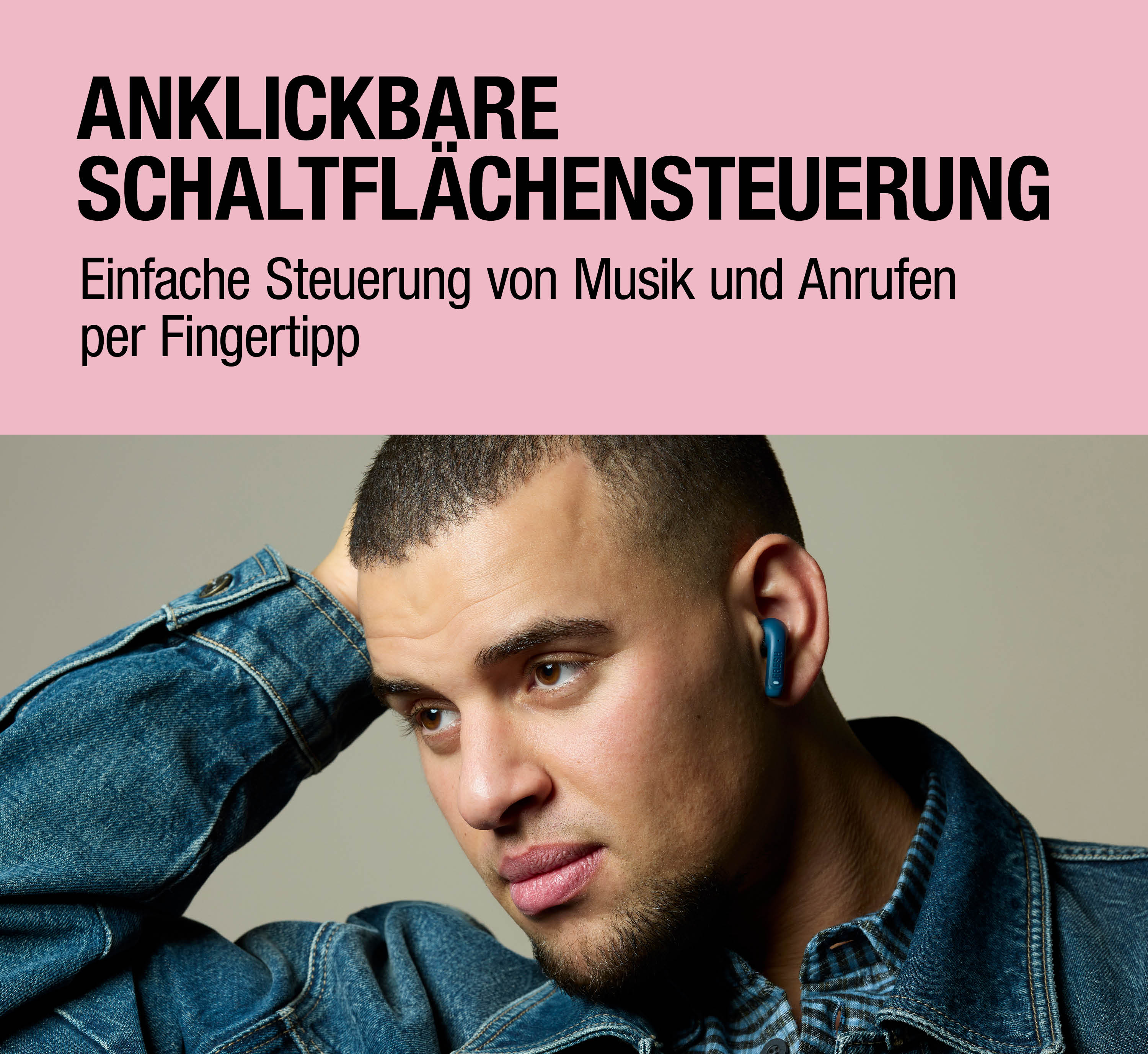 Mann mit Kopfhörer im Ohr und Jeansjacke, Text auf rosa Hintergrund.