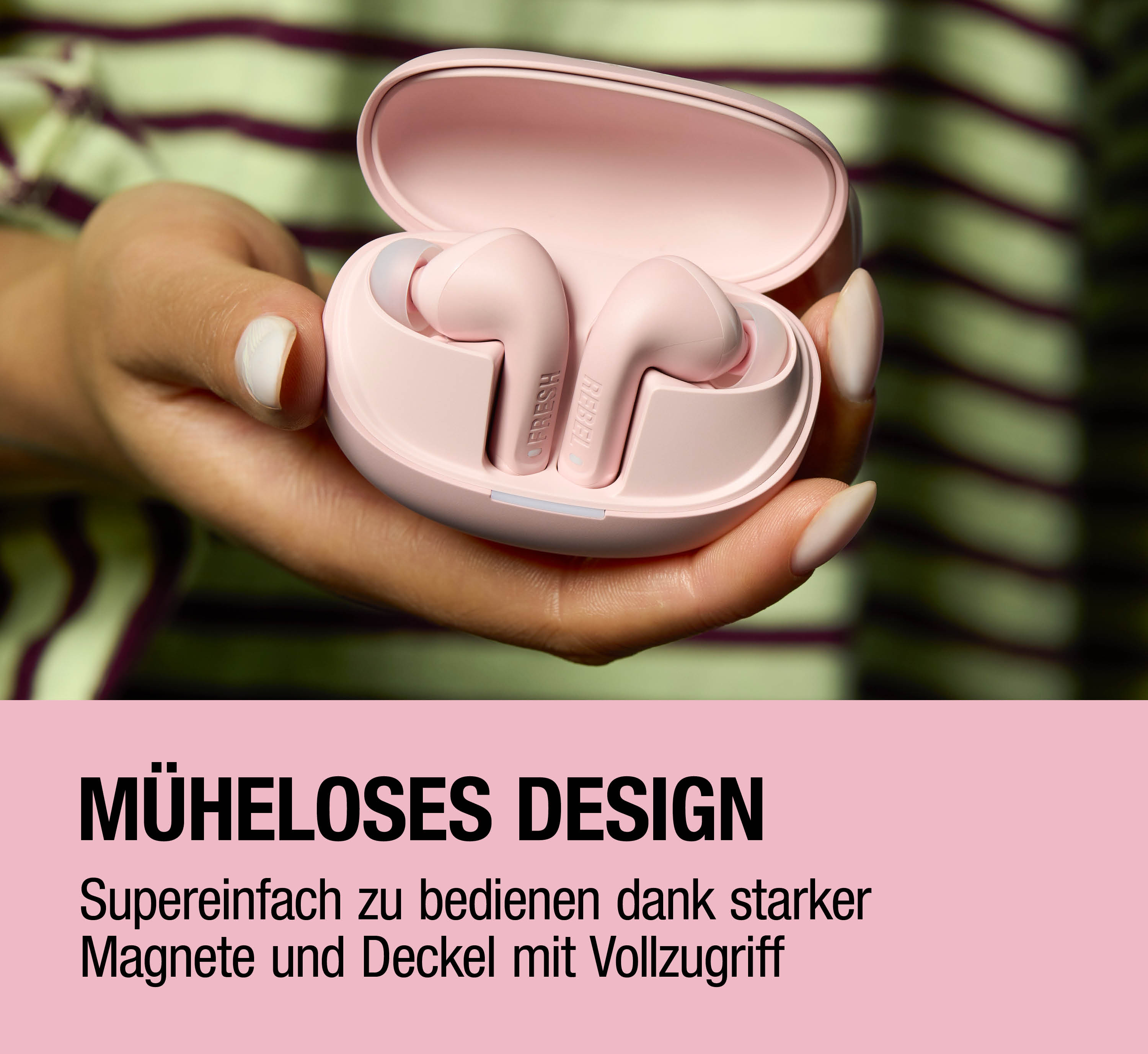 Eine Hand hält ein rosa Ladecase mit zwei rosa Ohrhörern.