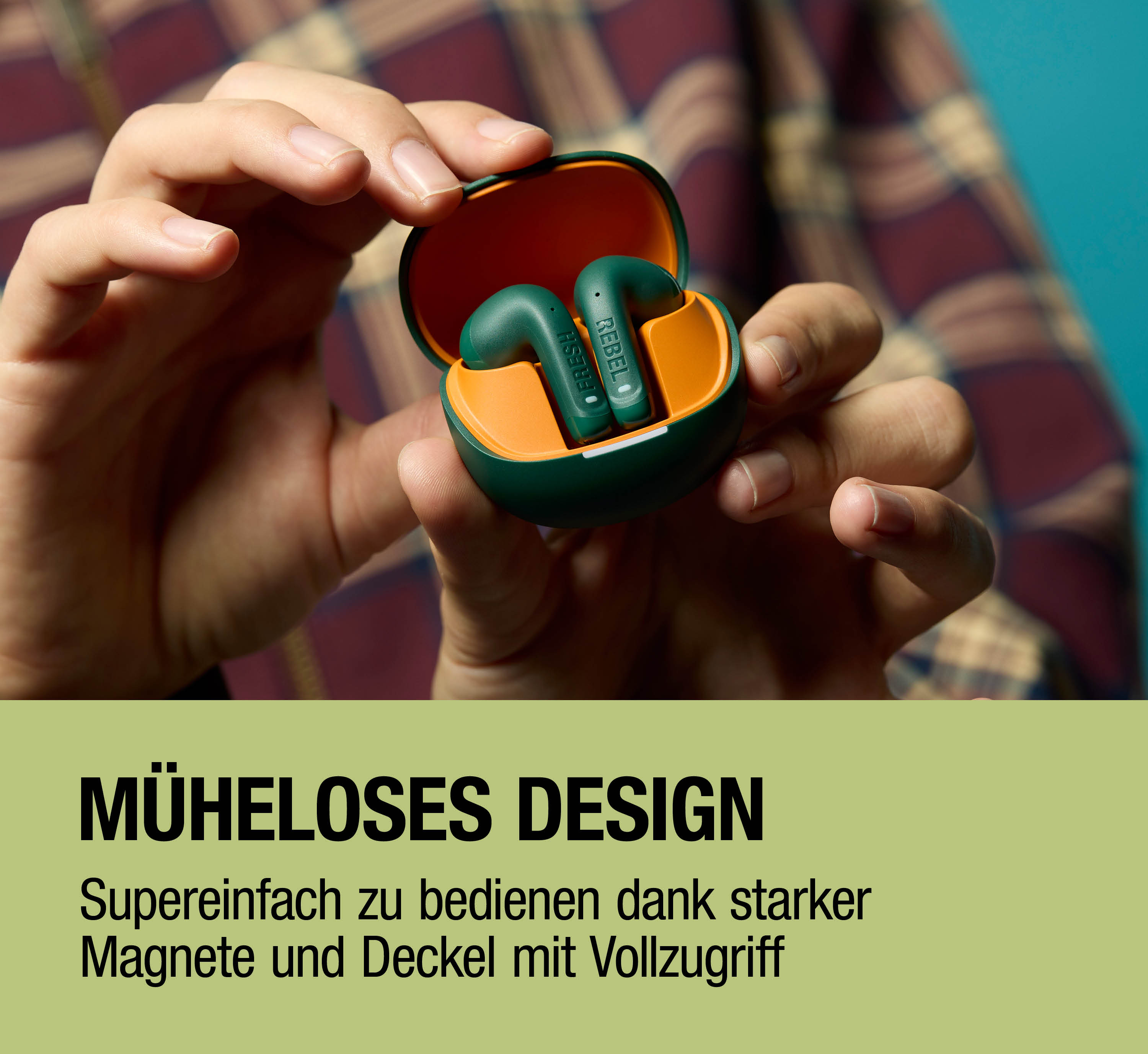 Grüne Kopfhörer mit orangefarbenem Ladecase in einer Hand.