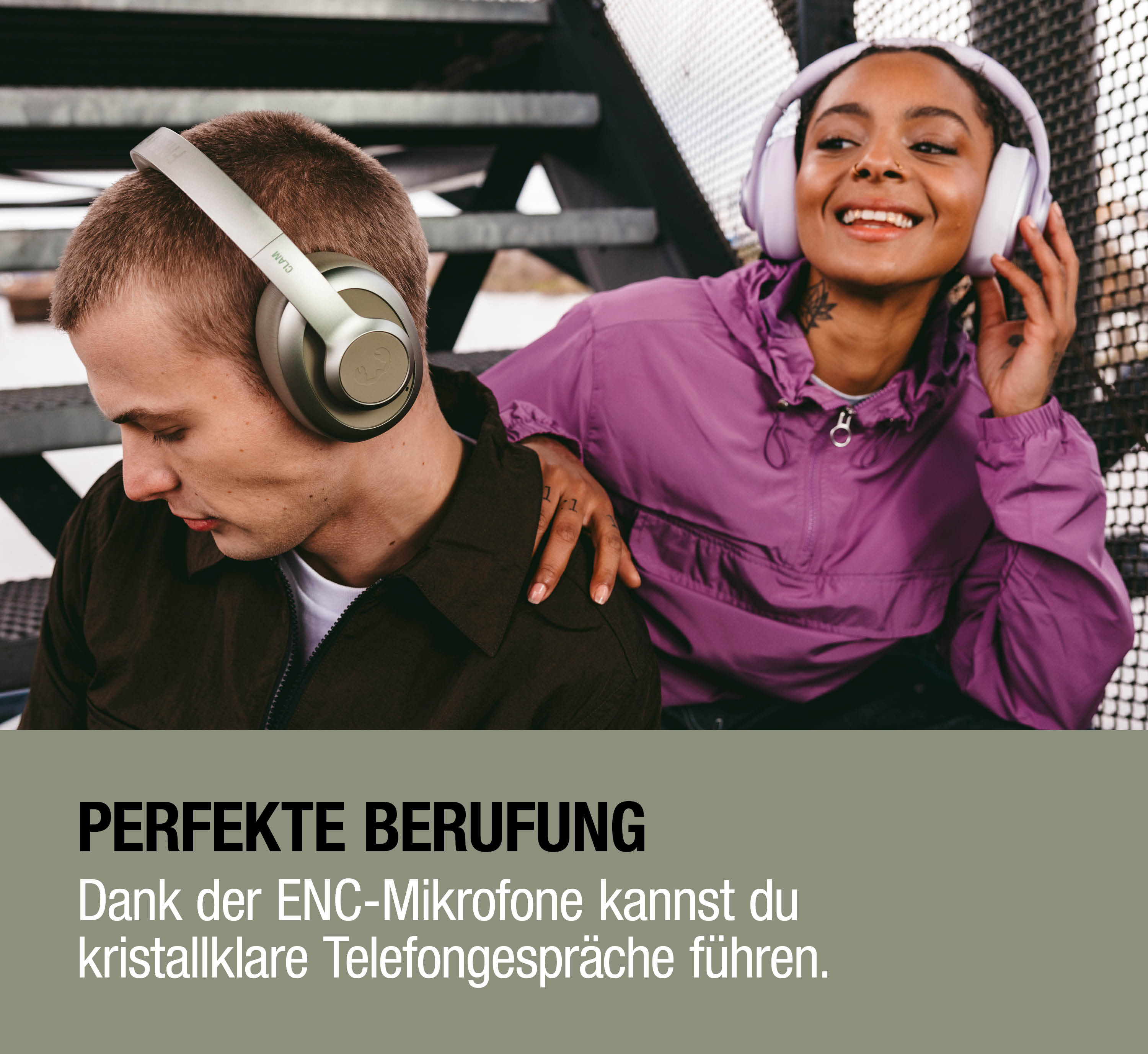 Mann und Frau mit Kopfhörern auf einer Treppe