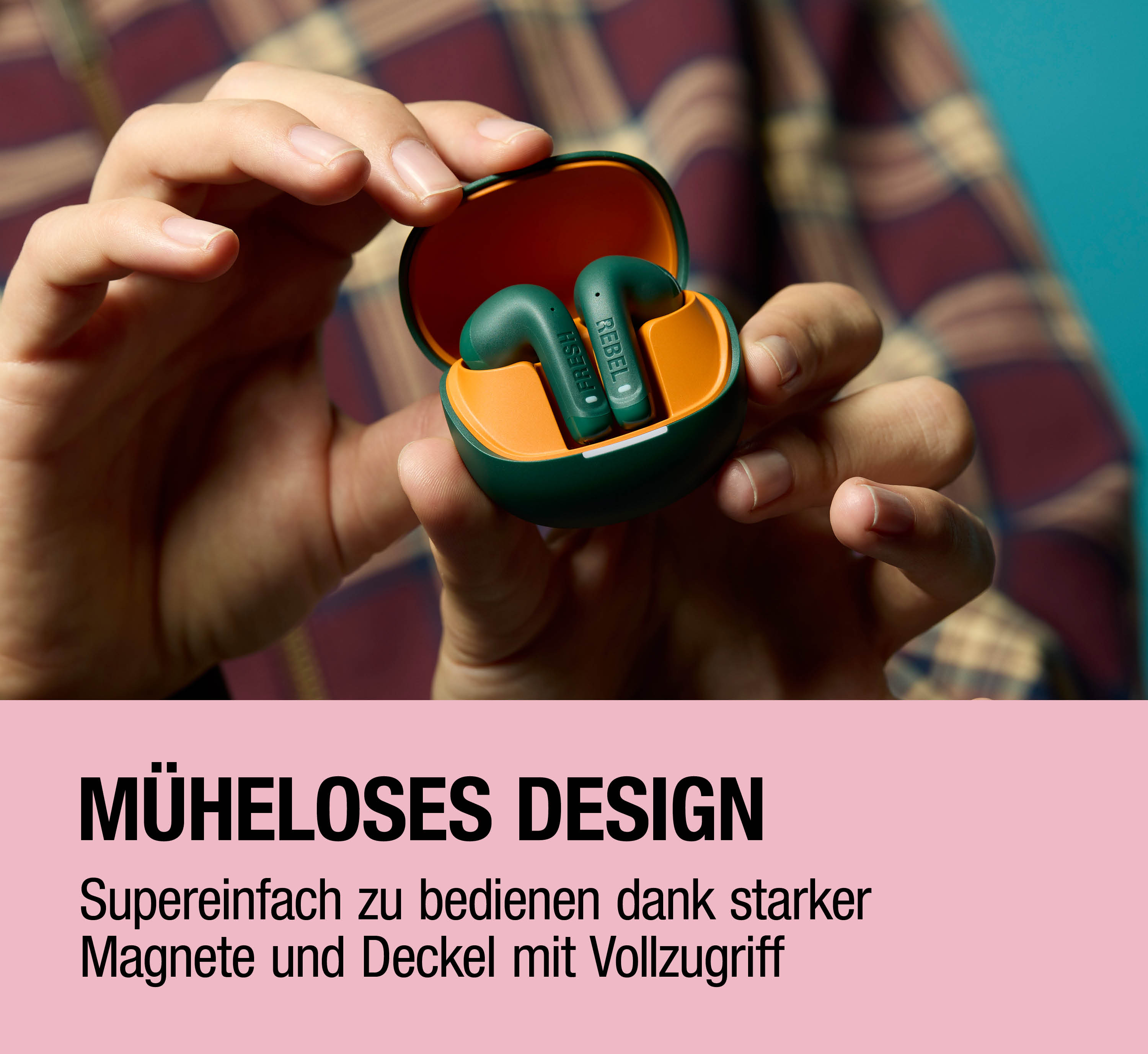 Grüne Kopfhörer in einem orangefarbenen Ladecase, gehalten von Händen.