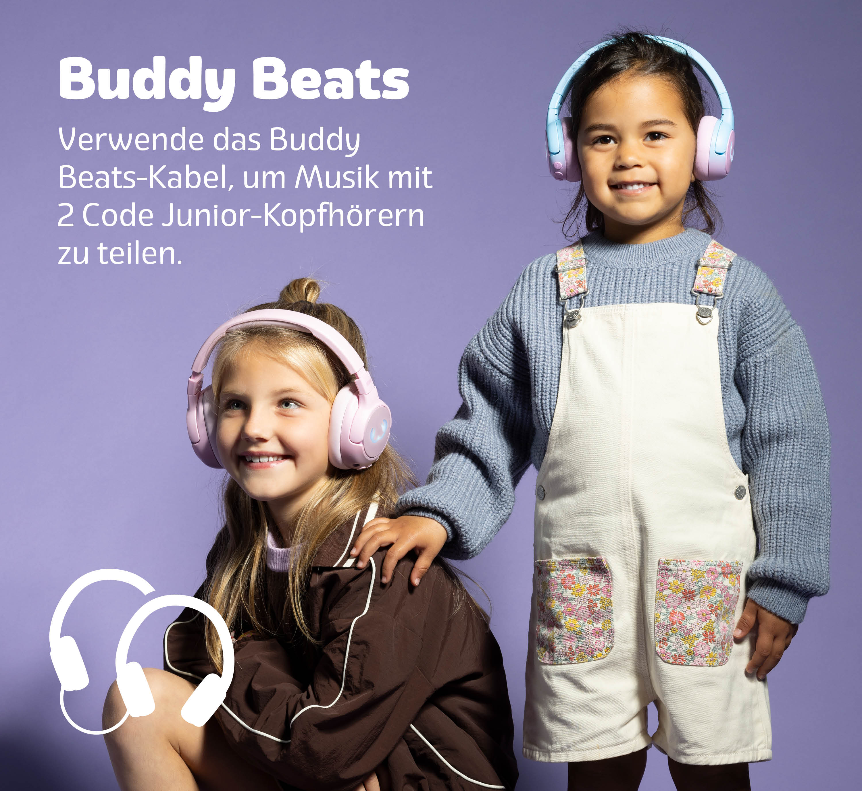 Due bambine con cuffie su sfondo viola. Una indossa una salopette.