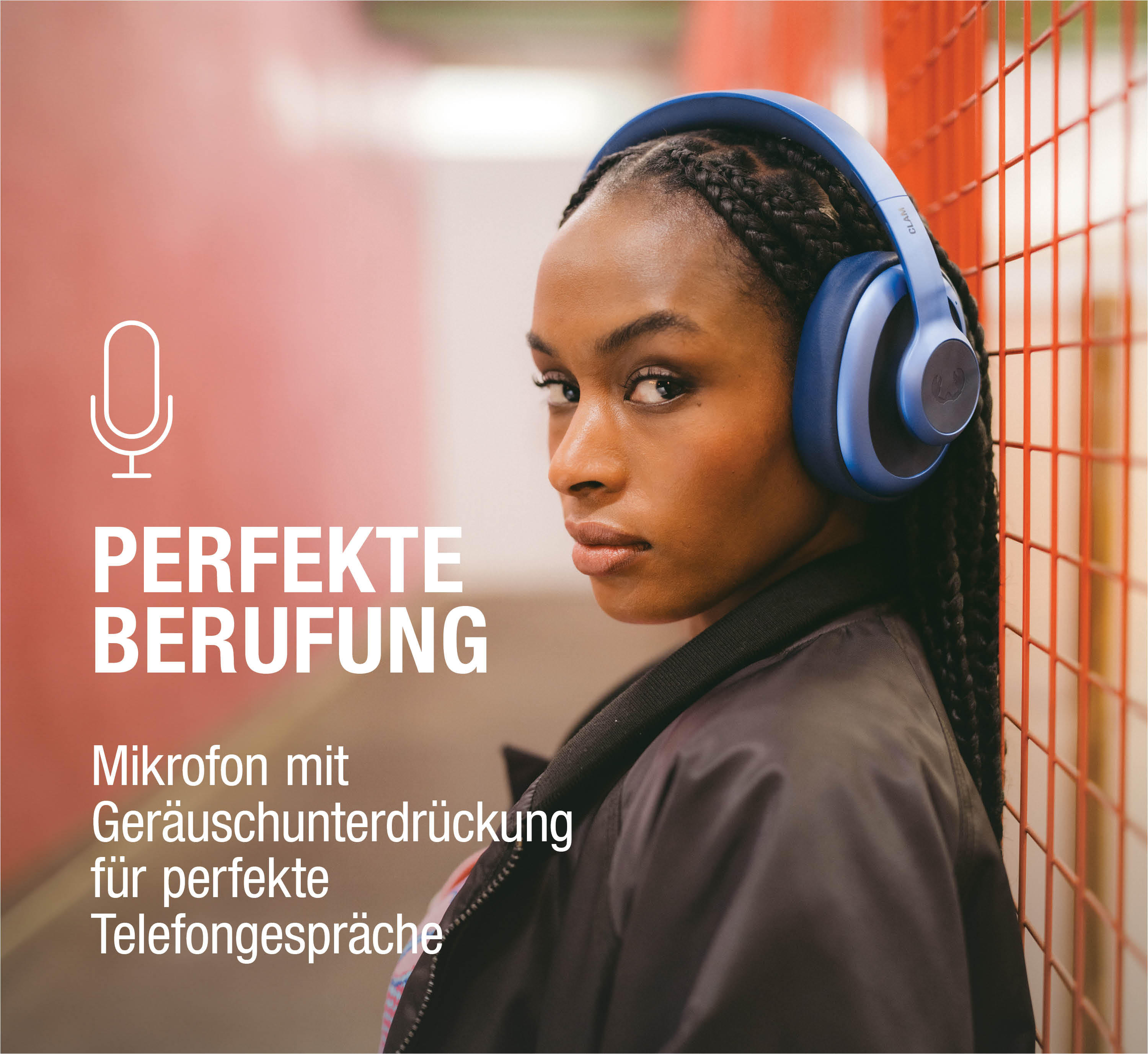 Frau mit blauen Kopfhörern, Mikrofon-Symbol und Text.