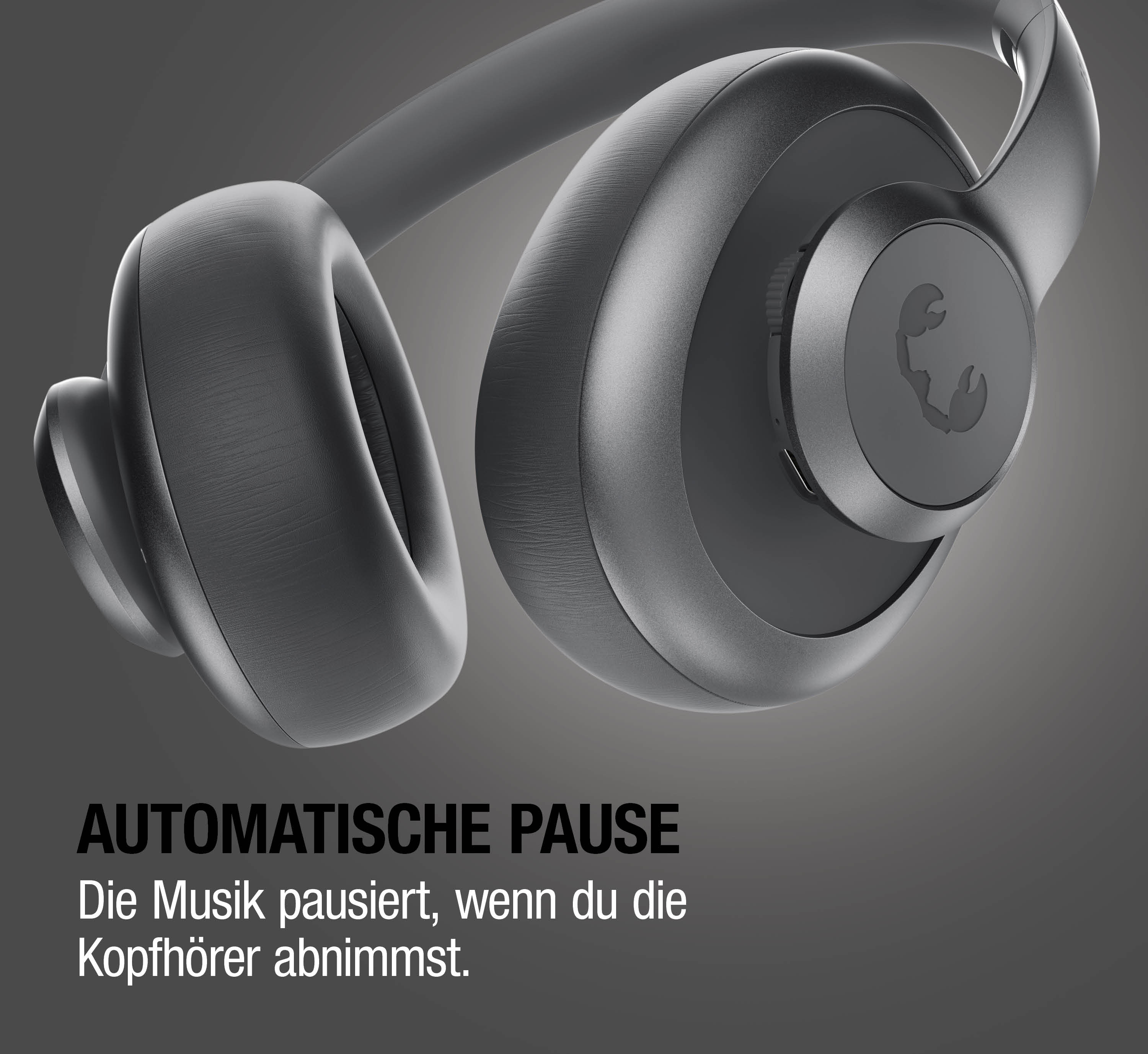 Schwarze Kopfhörer mit Logo auf grauem Hintergrund. Automatische Pause.