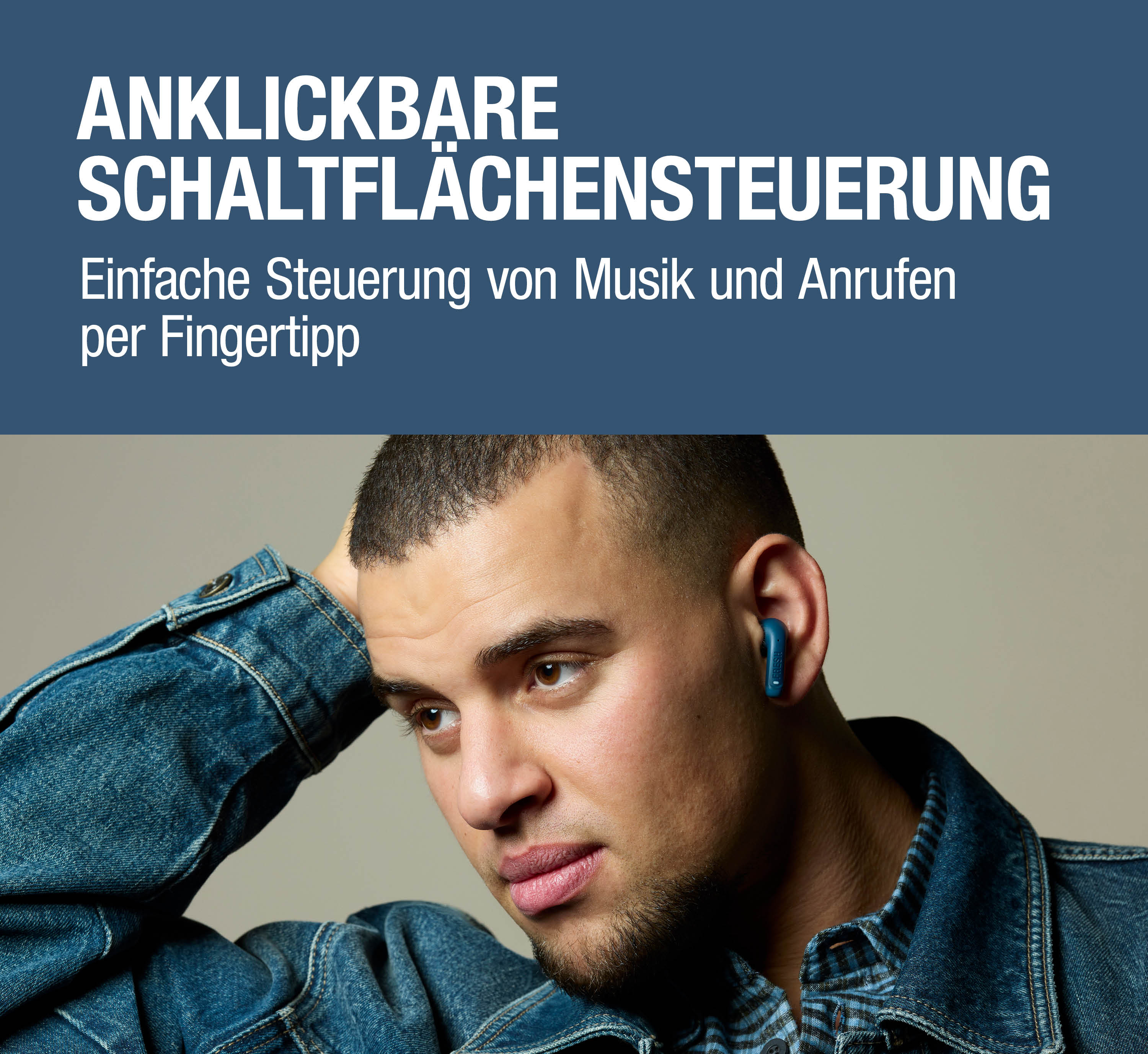 Mann mit blauem Ohrhörer im Ohr, Jeansjacke, grauer Hintergrund.