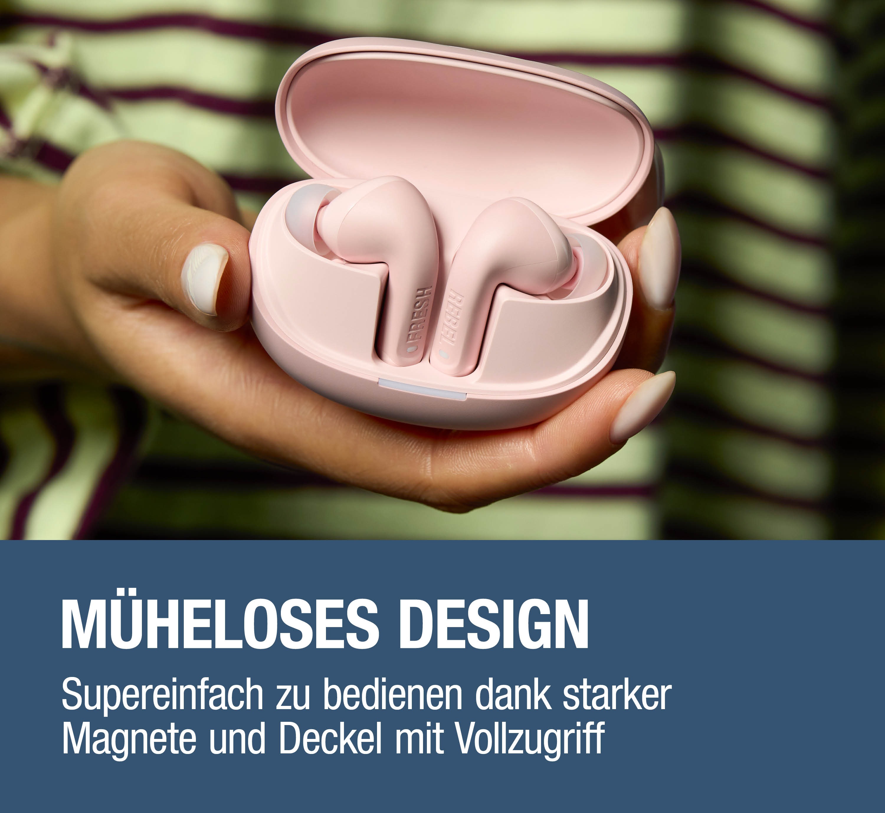 Eine Hand hält ein rosa Ladeetui mit Ohrhörern. Gestochen scharf.