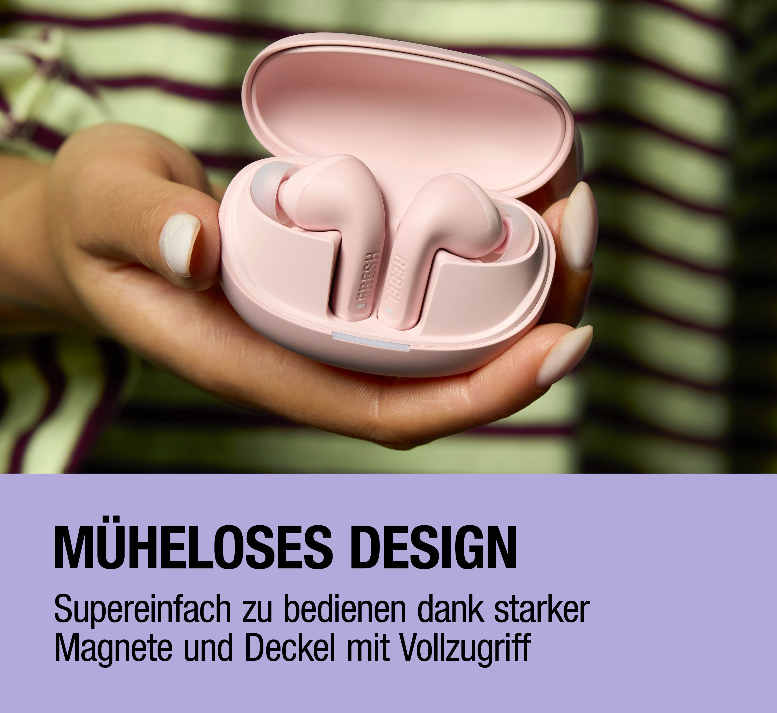 Eine Hand hält ein rosa Ladecase mit zwei rosa Ohrhörern.