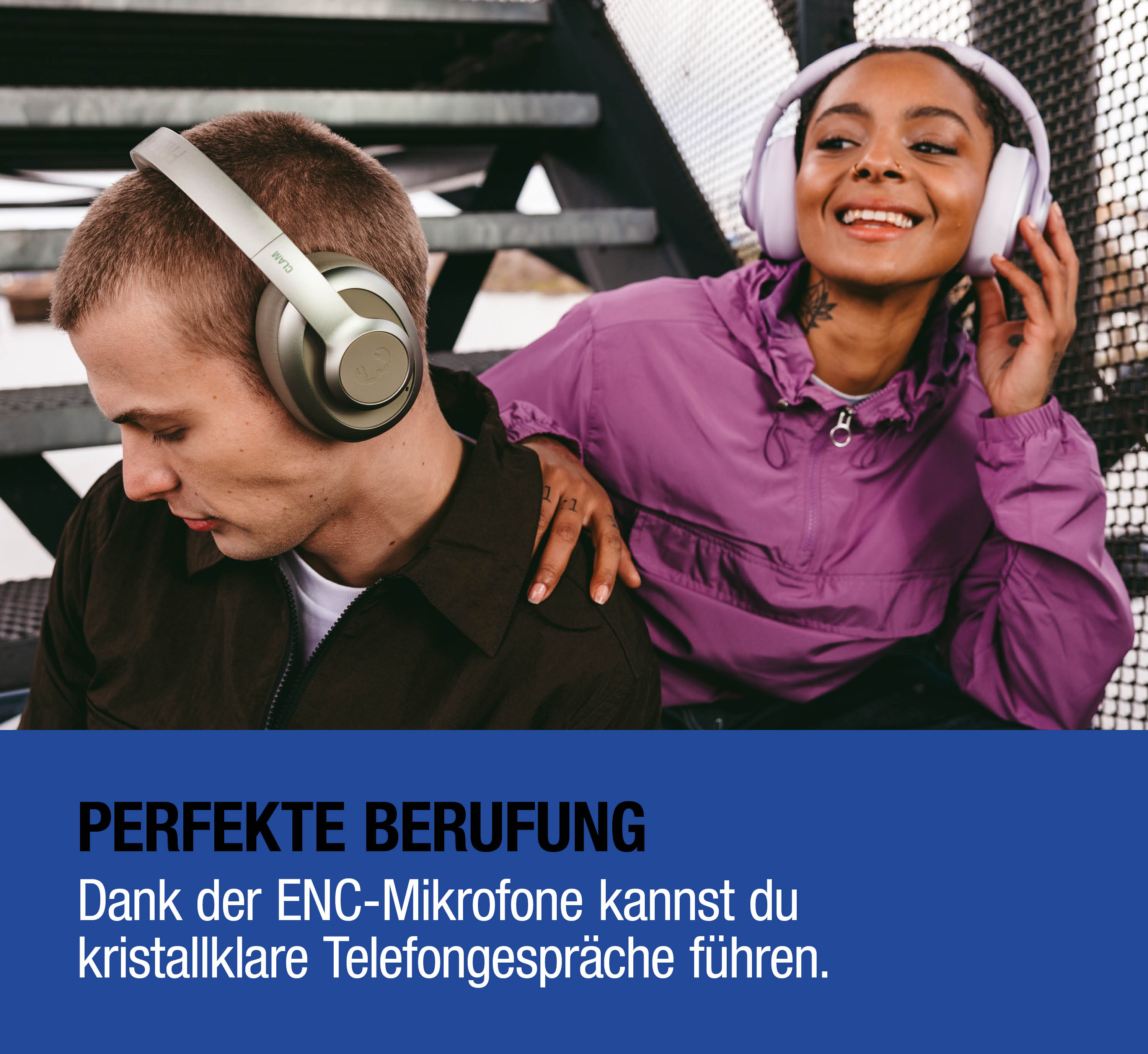 Ein Mann mit Kopfhörern schaut nach unten, eine Frau mit Kopfhörern lächelt.