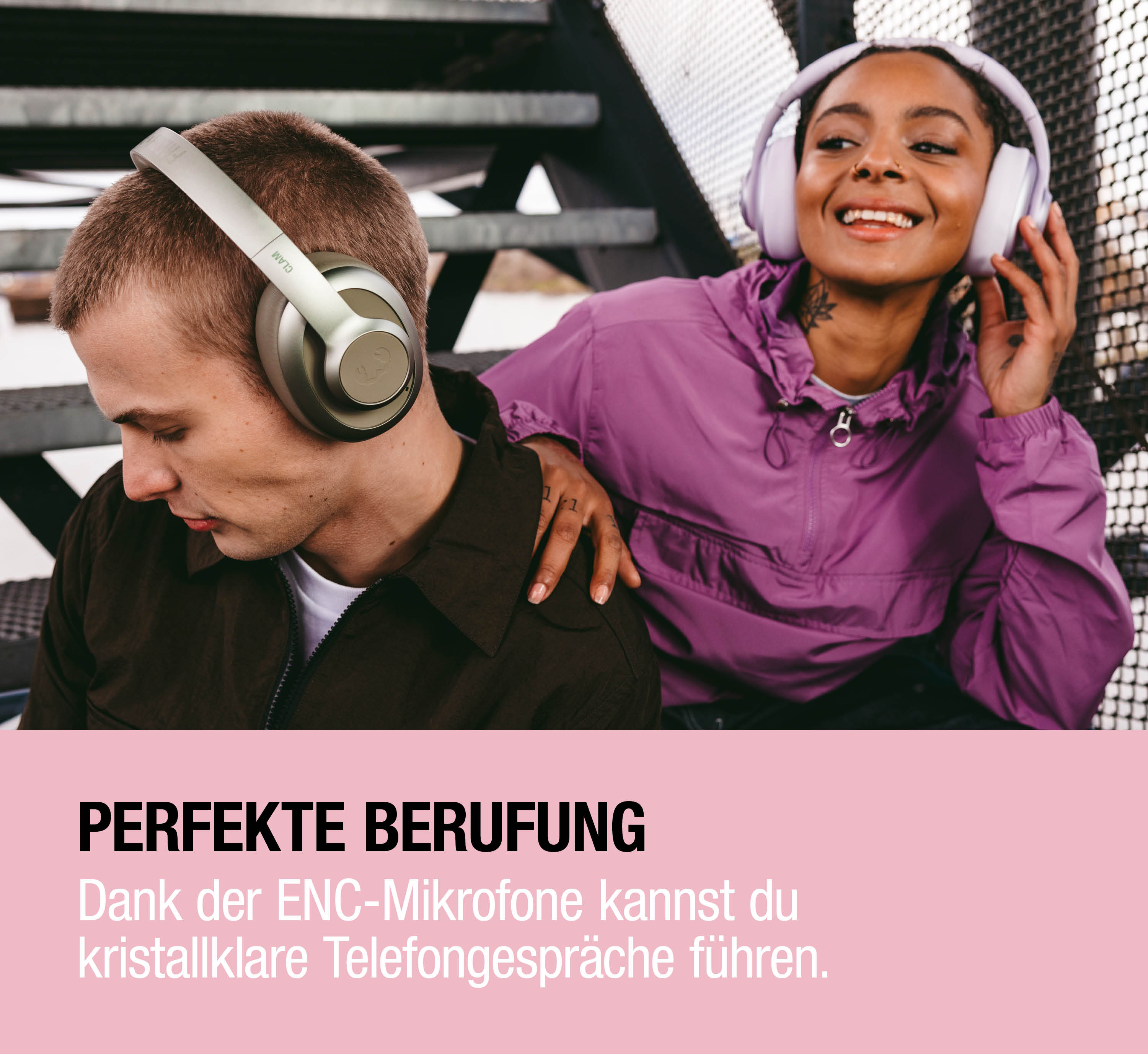 Mann mit Kopfhörern blickt nach unten; Frau lächelt, trägt Kopfhörer und lila Jacke.
