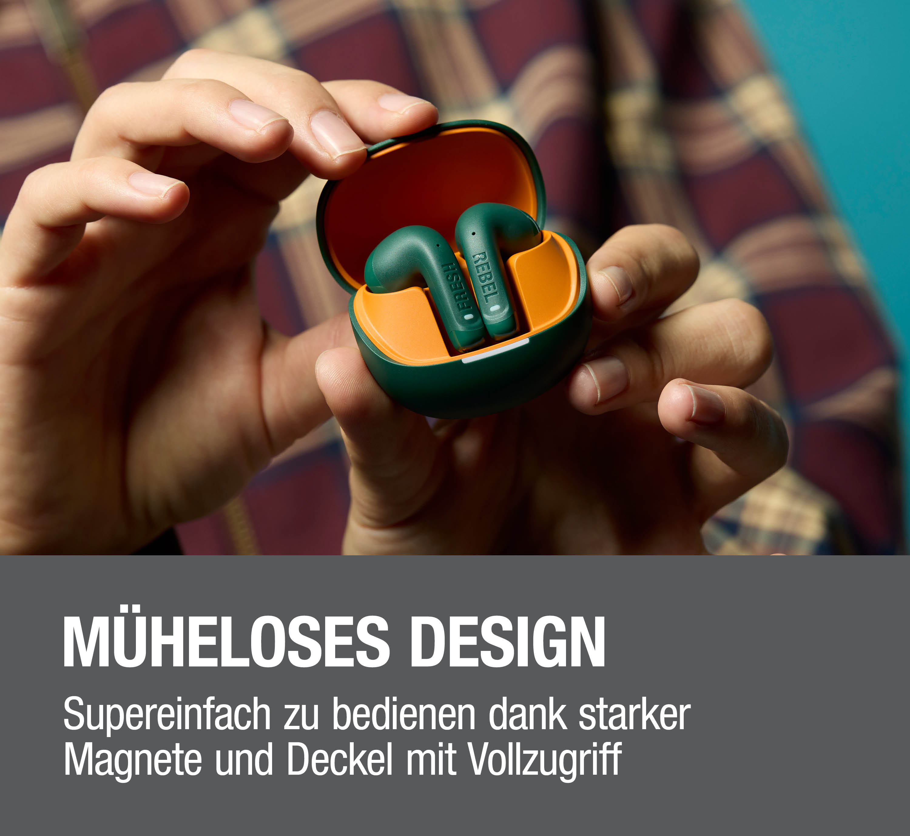 Grüne Ohrhörer in einem grünen und orangen Ladecase werden von Händen gehalten.